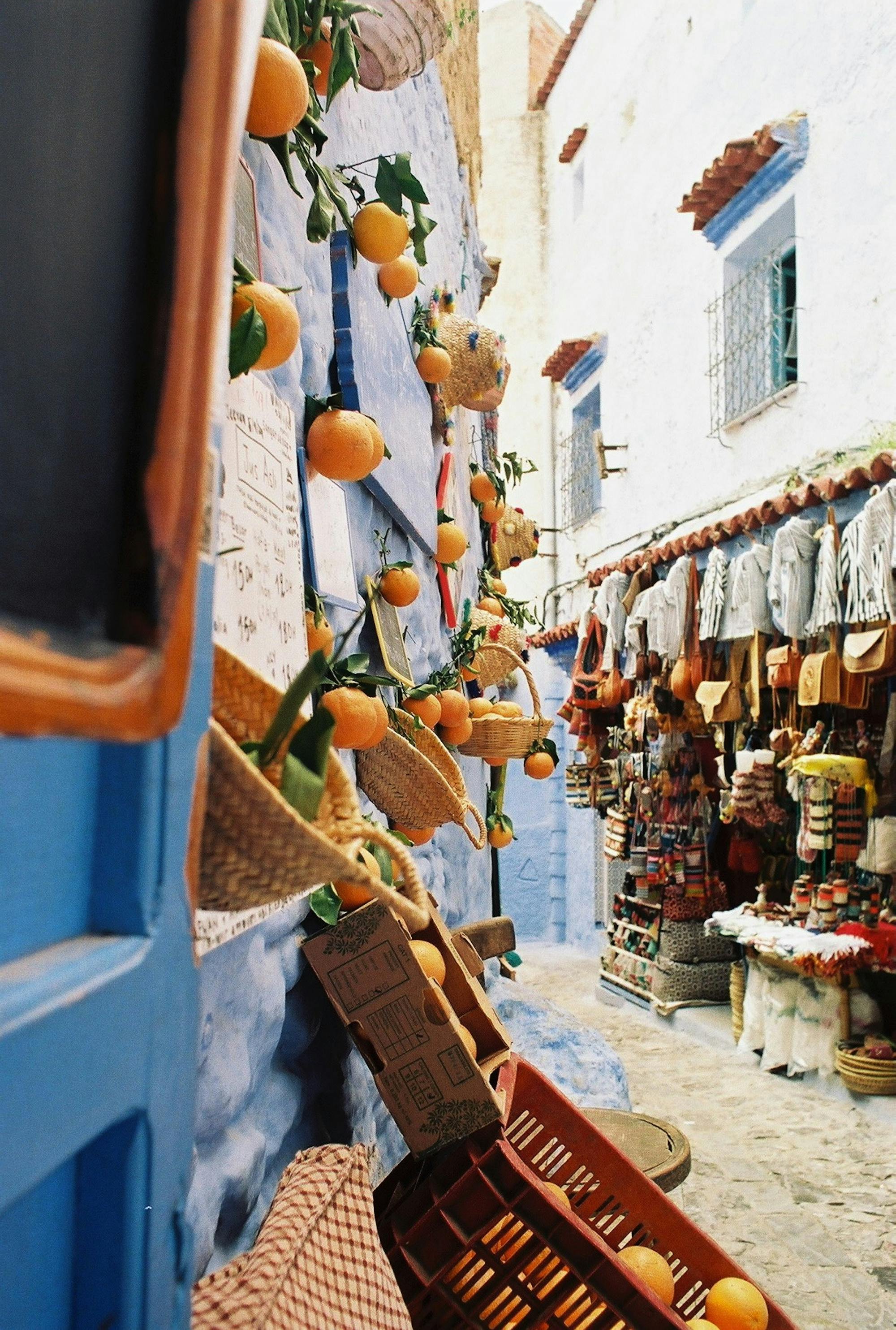 美景图片Travel_城市环境中的贝伊奥卢历史建筑