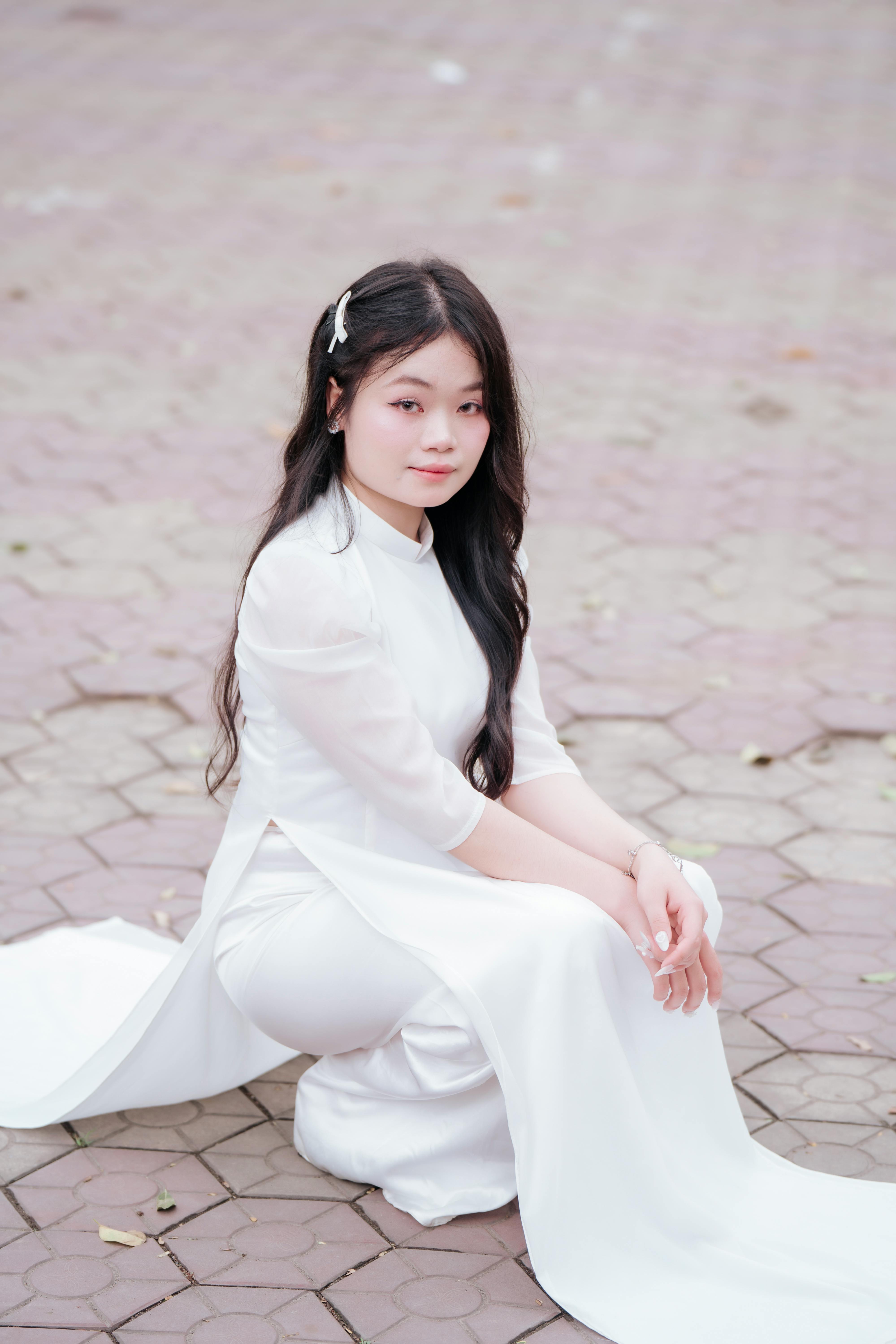 美景图片元气壁纸_两位身着优雅白色连衣裙的年轻女子在户外