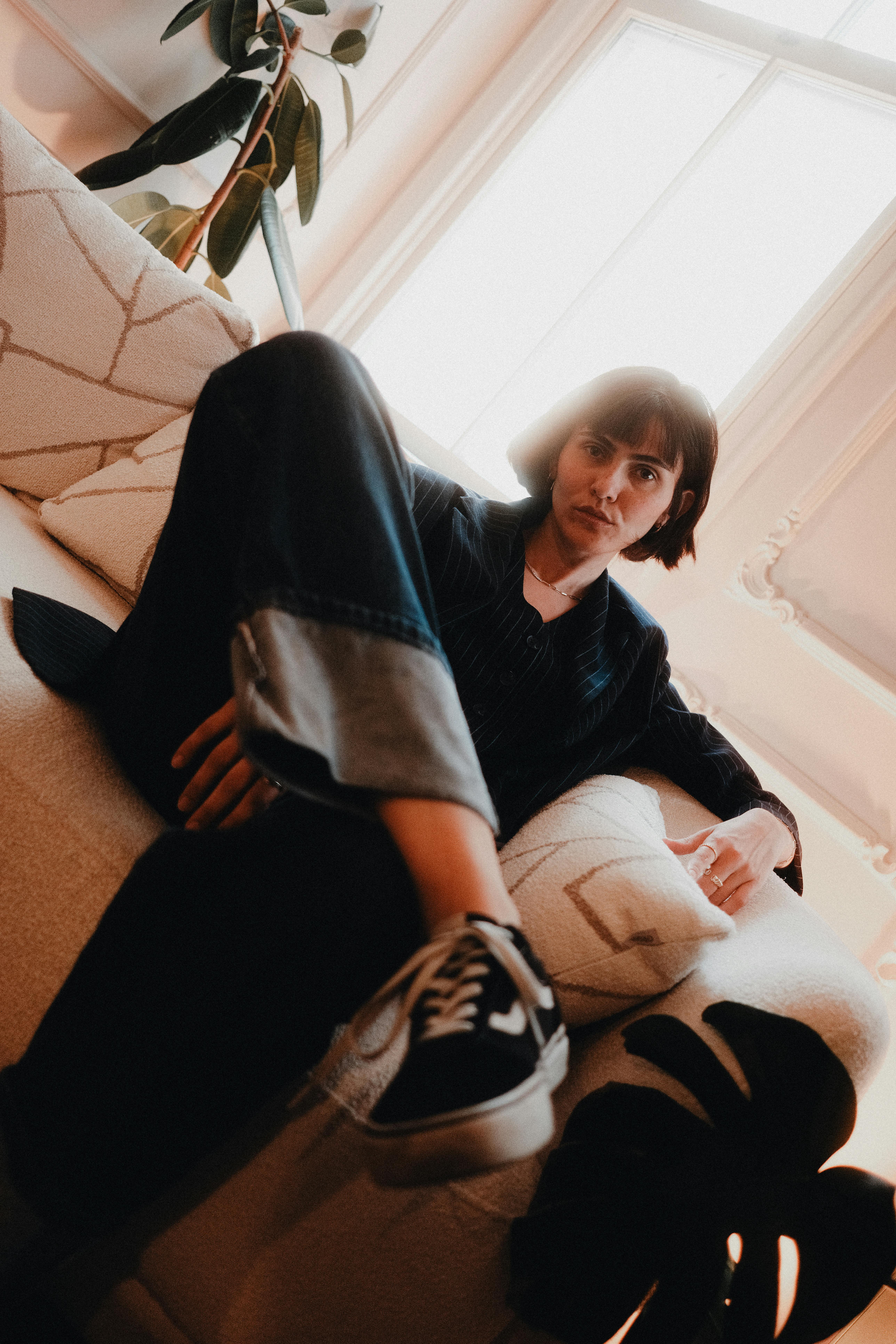 美女照片美女头像_在家使用笔记本电脑工作的年轻女子