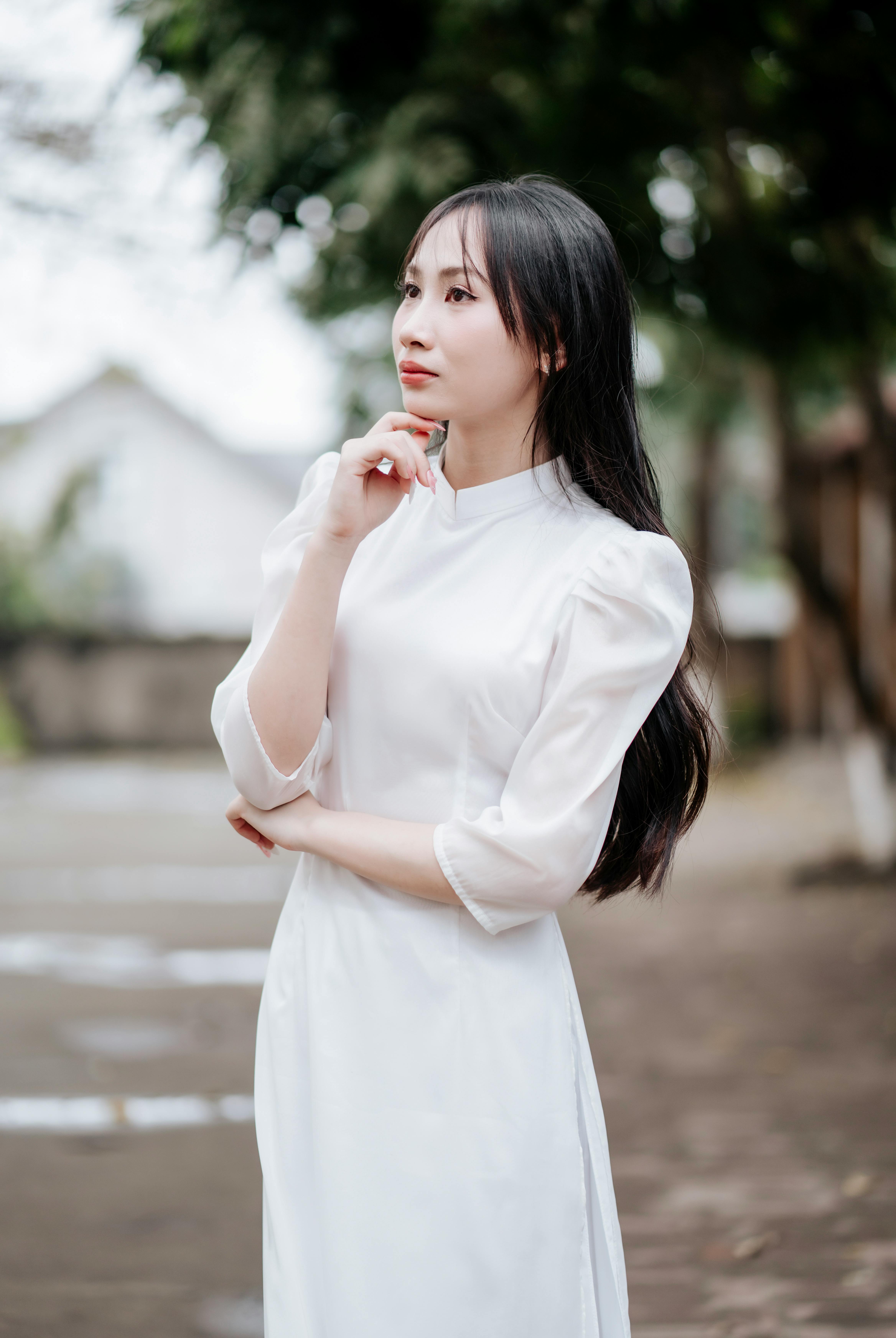 美景图片for_户外穿着白色连衣裙的优雅女人
