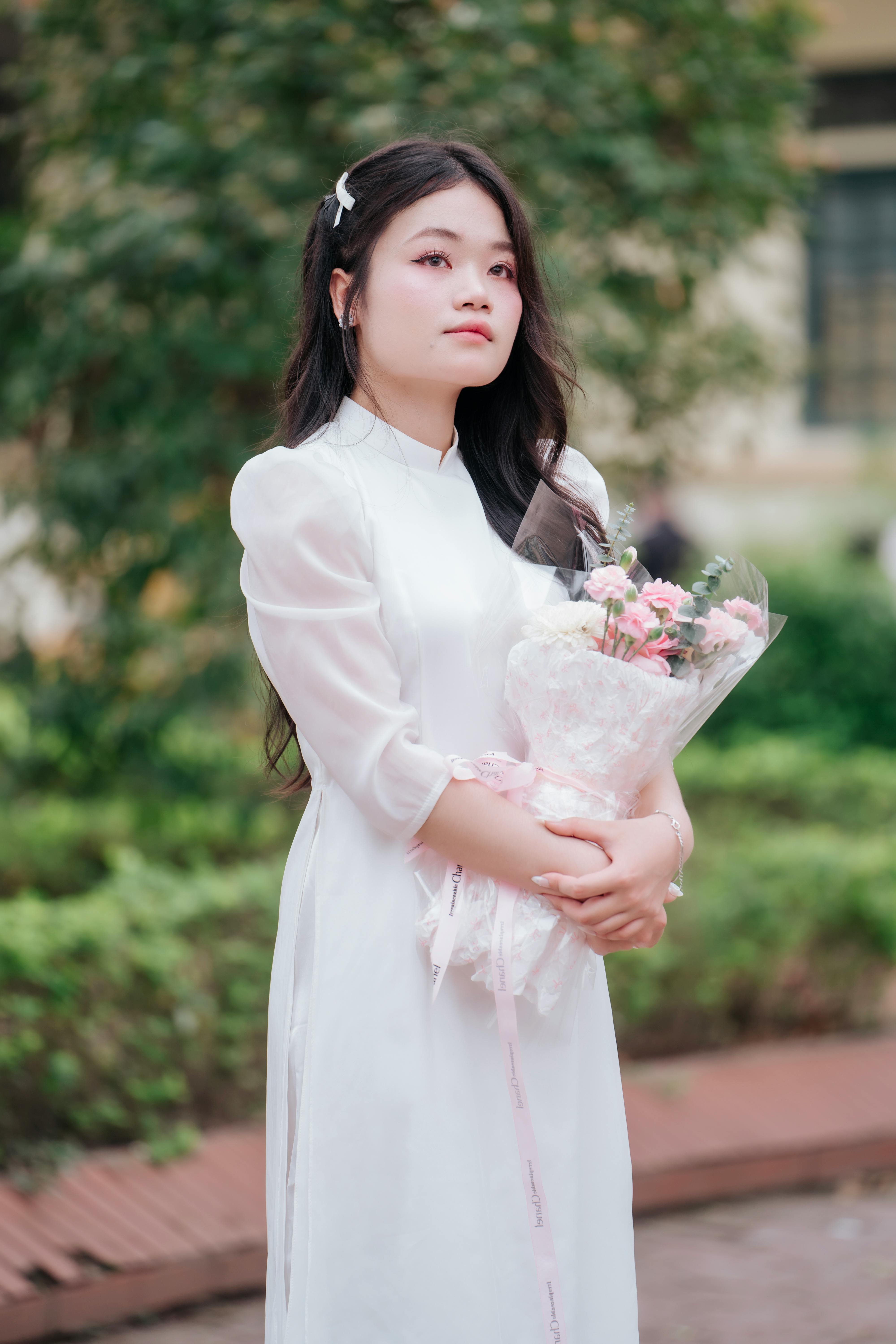 美女壁纸古装美女_户外手持粉色花束的年轻女子