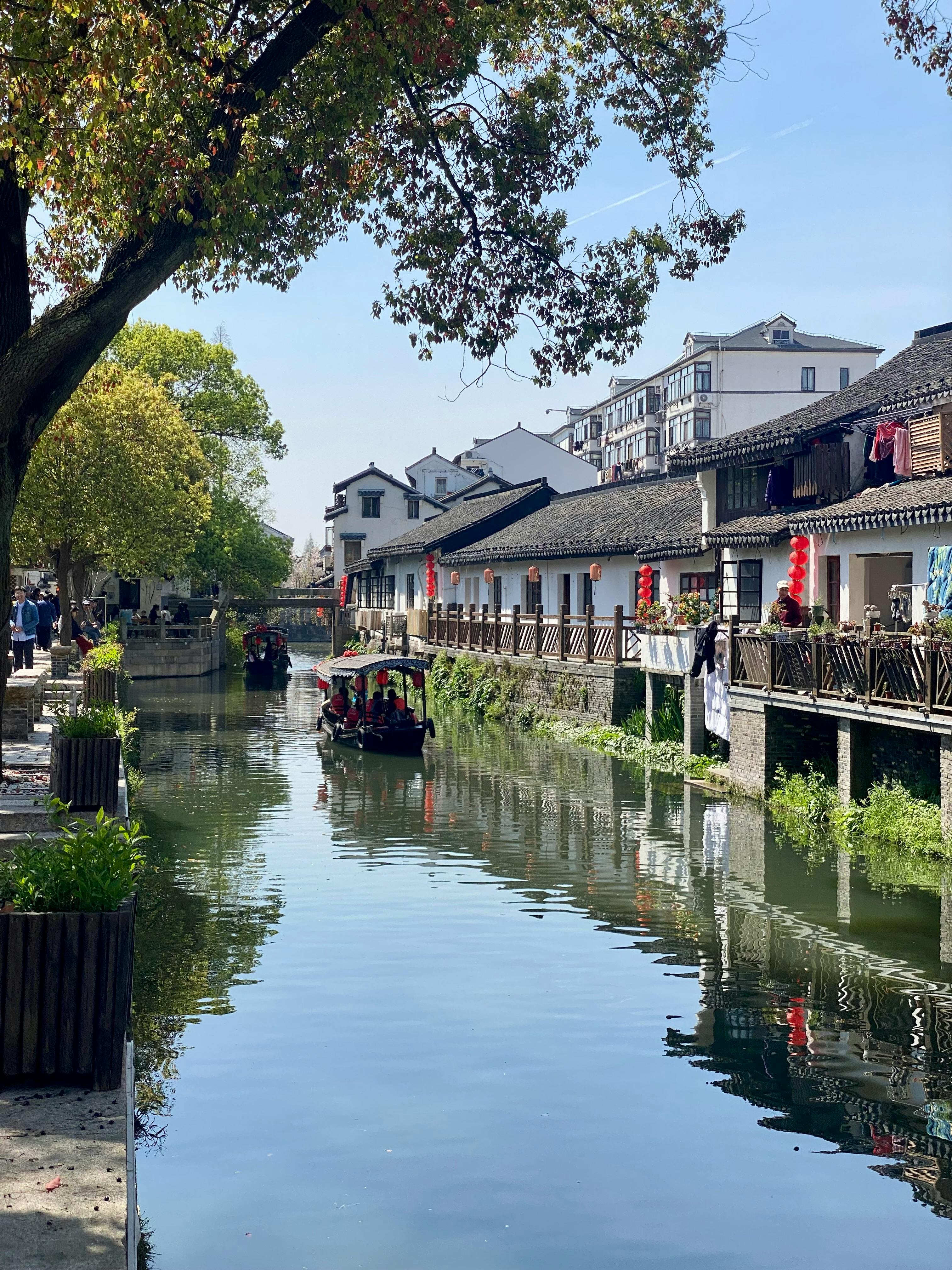 美景图片静谧江南水乡景_迷人的乡村别墅，长满树叶