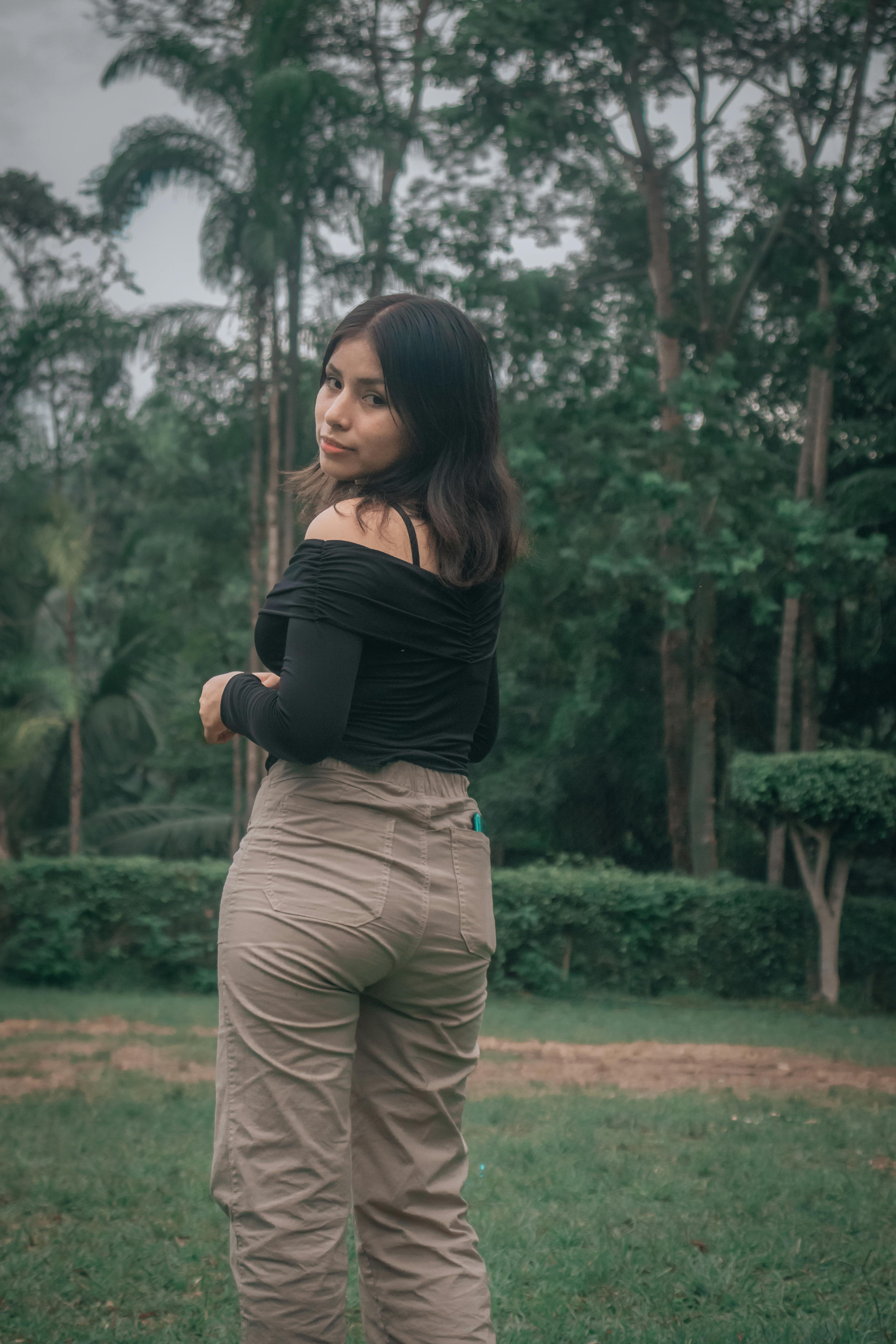 美景图片Bing_穿着时尚晚礼服的优雅女性