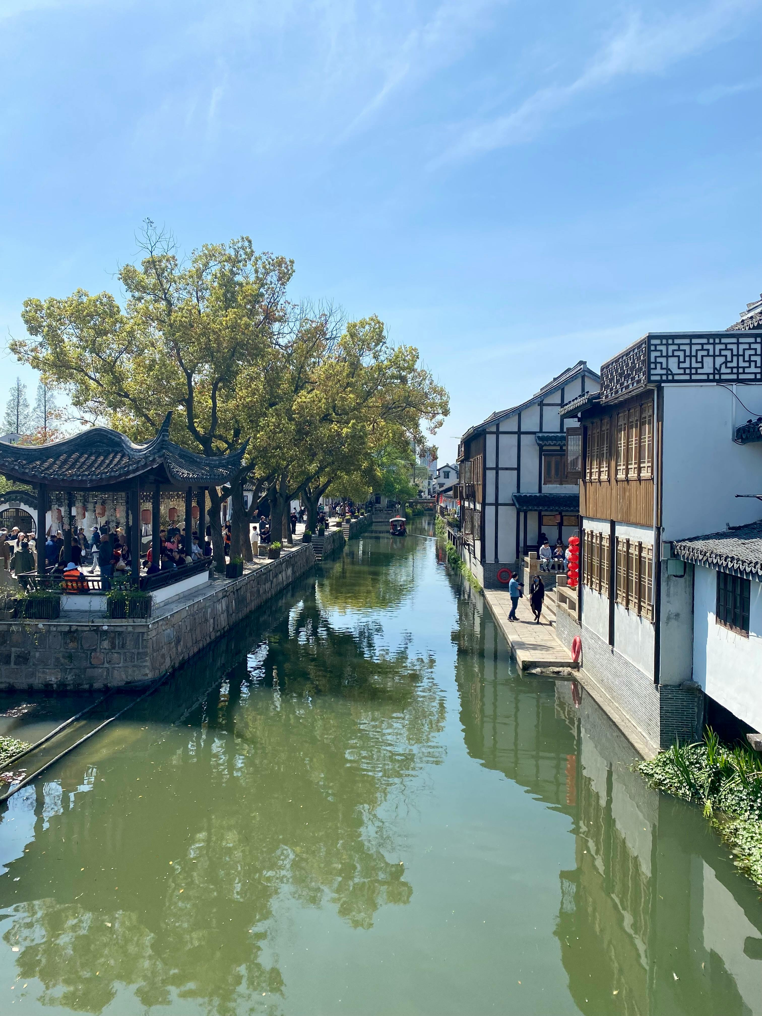 壁纸古风平板壁纸_红外森林场景与反射小溪