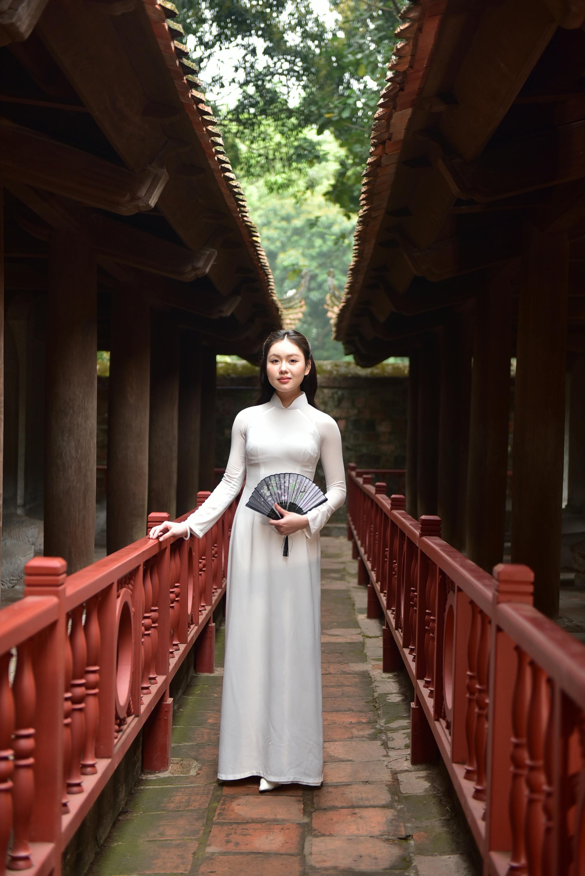 美景图片And_身着越南传统服饰的优雅女性