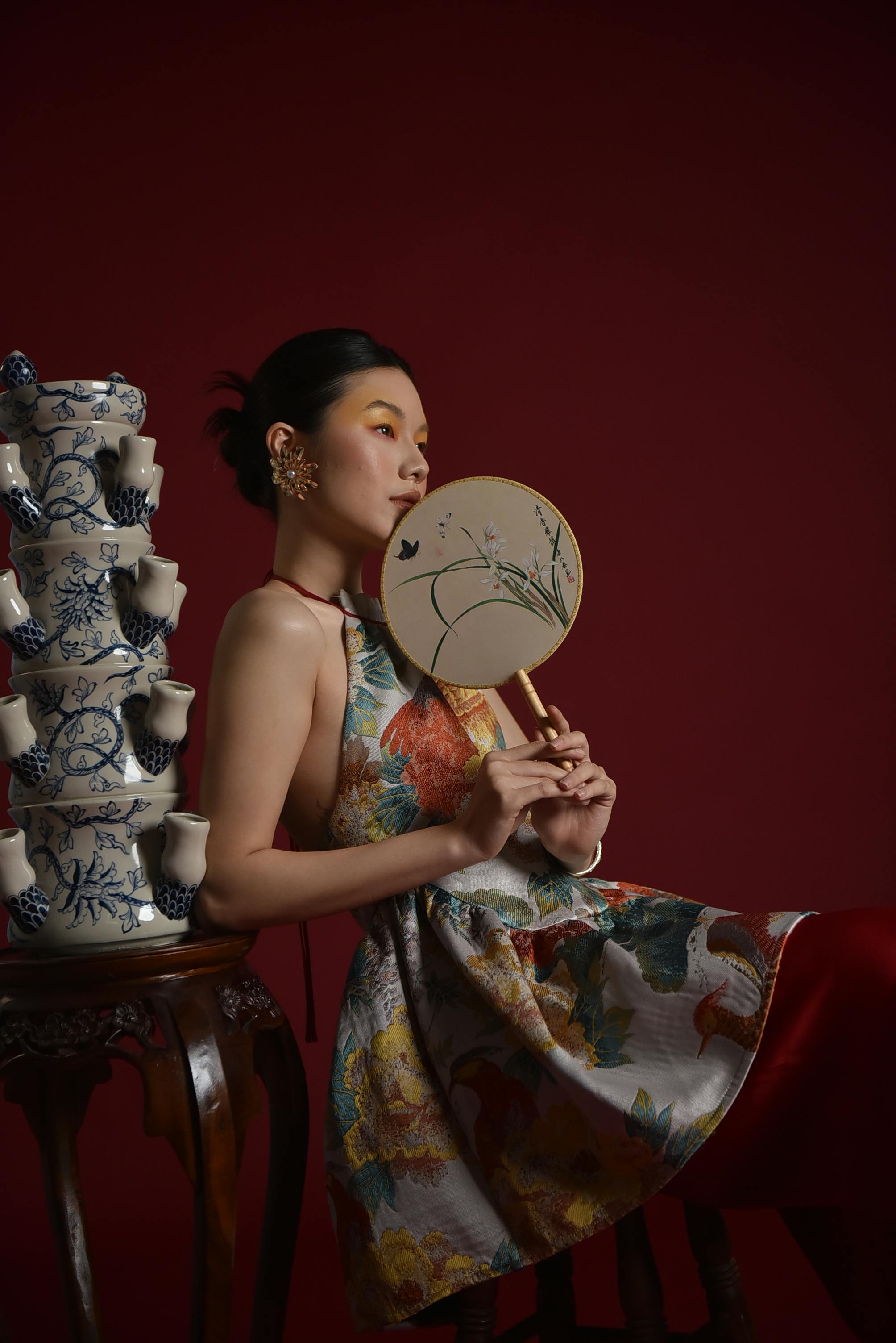 壁纸古风动漫风景壁纸_身着黑色连衣裙的优雅女性