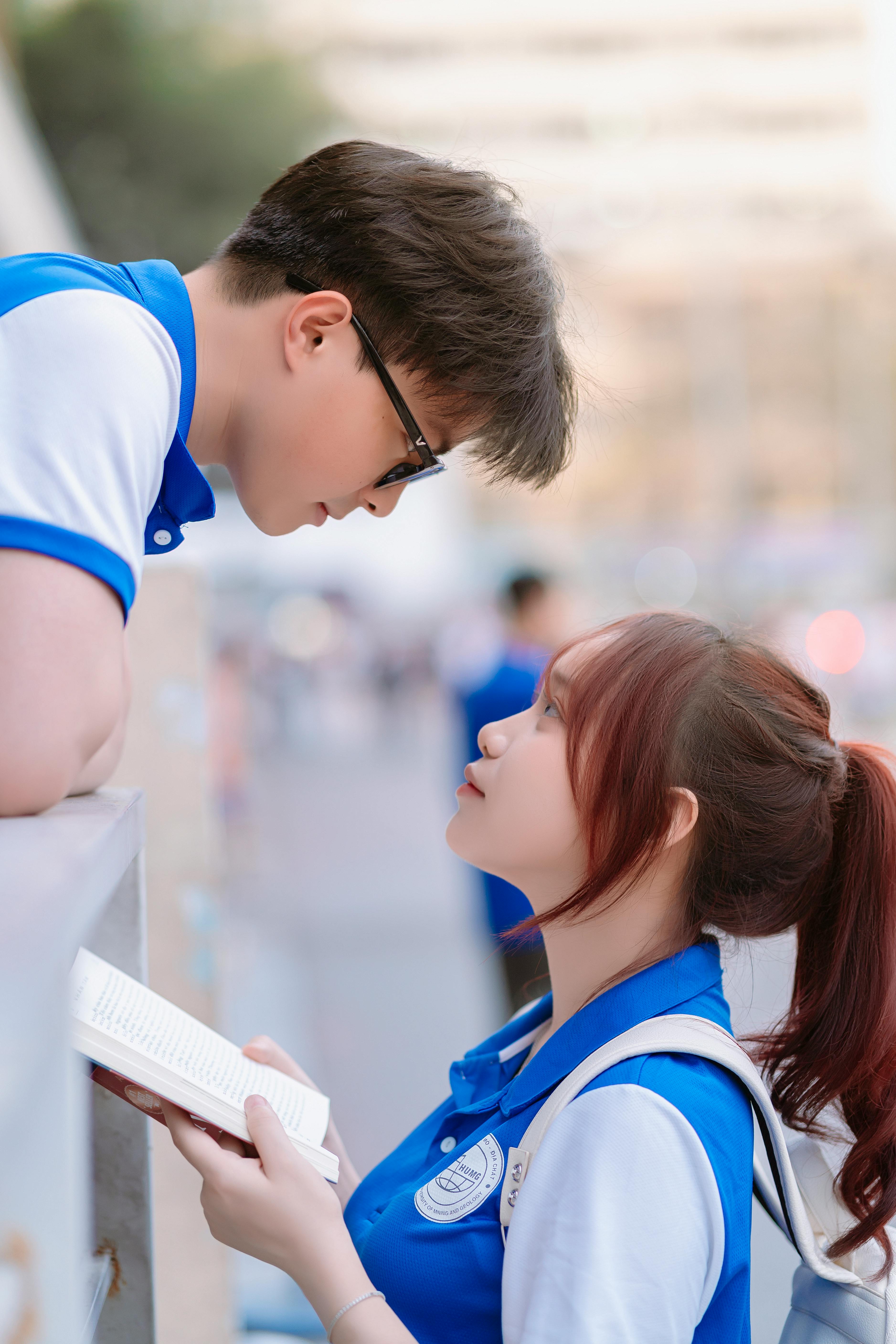 美景图片青海_年轻夫妇在户外一起学习