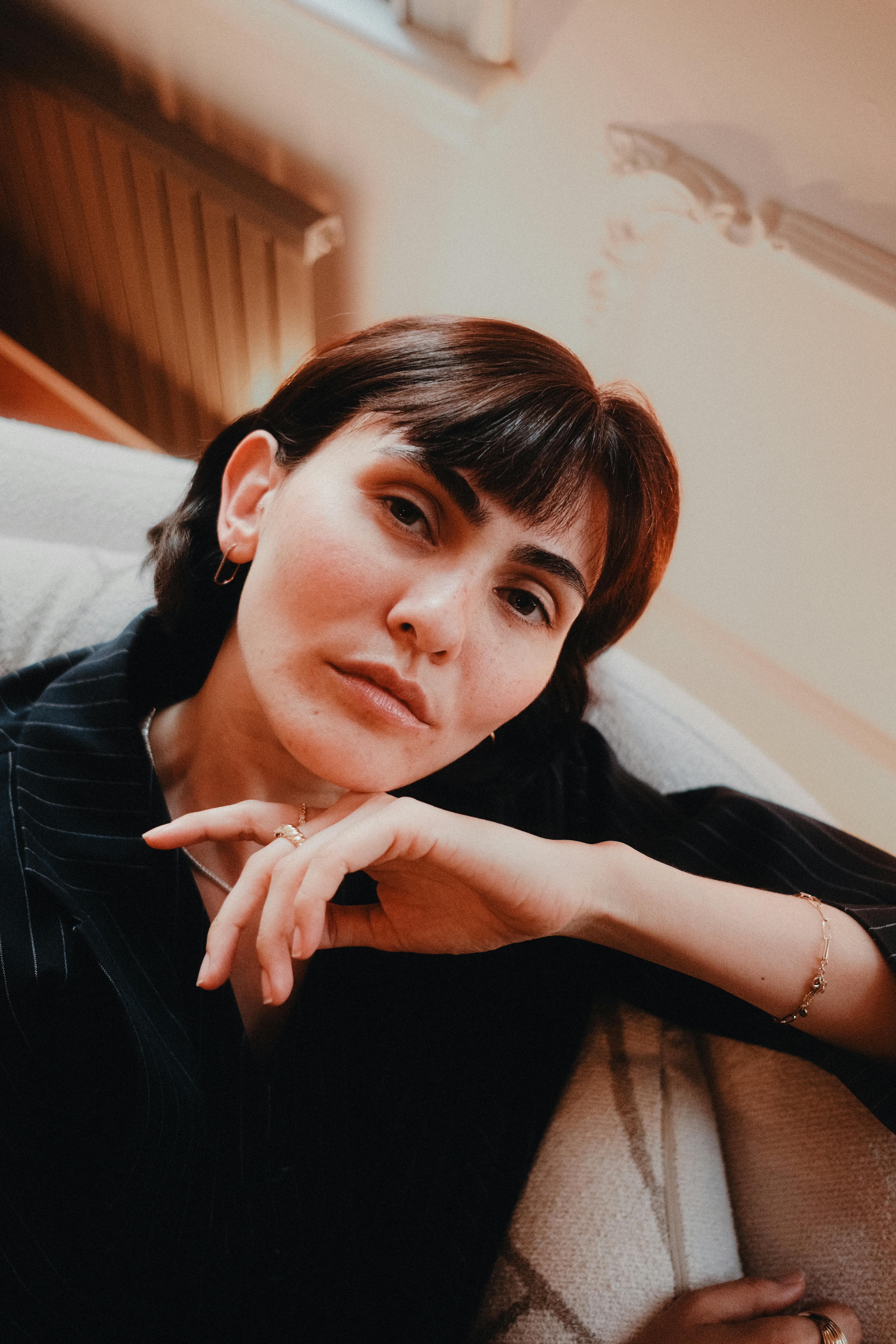 美女自拍壁紙_舒适的室内环境中遮住脸的女人