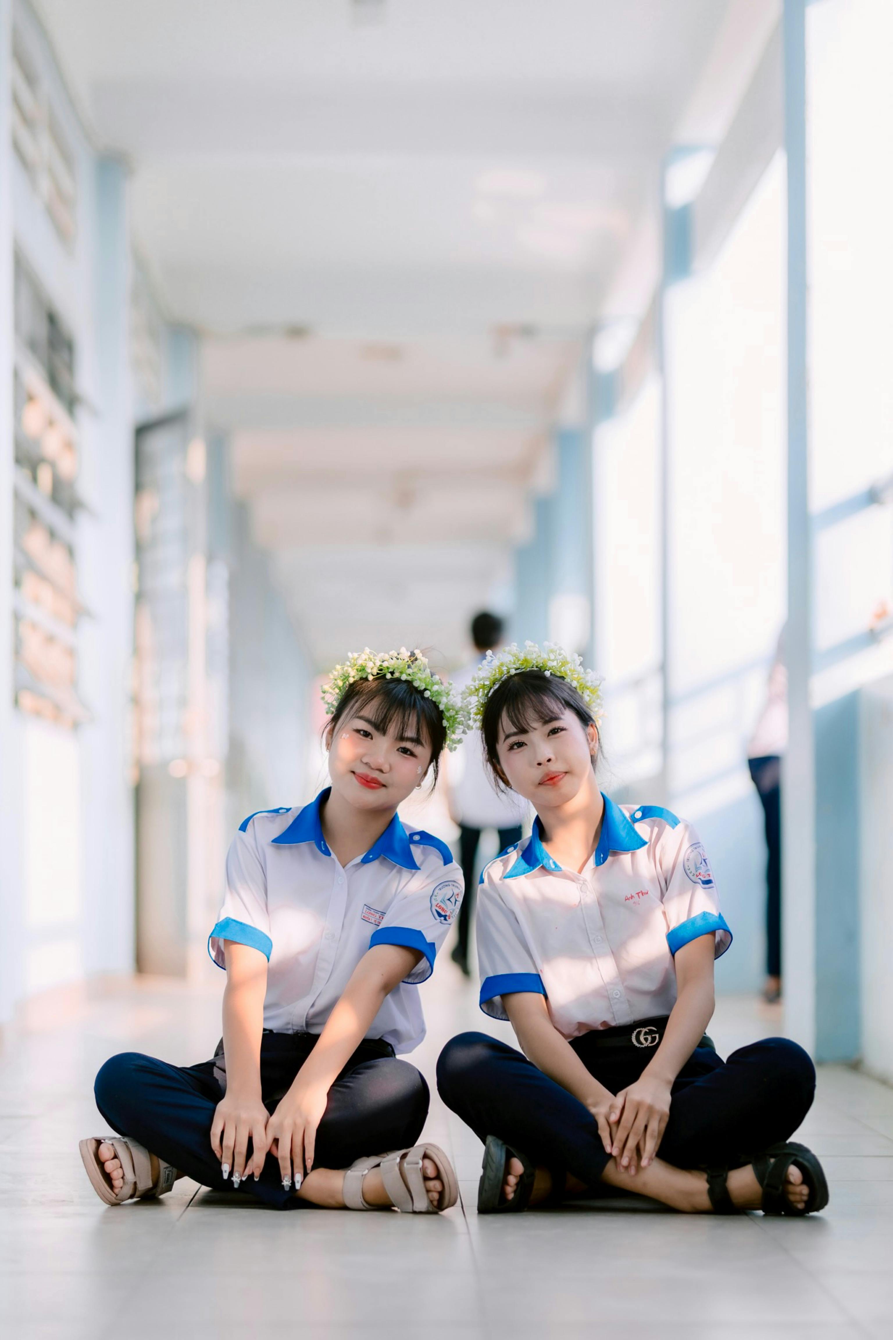 美女照片result_夏日公园里宁静的林荫小道