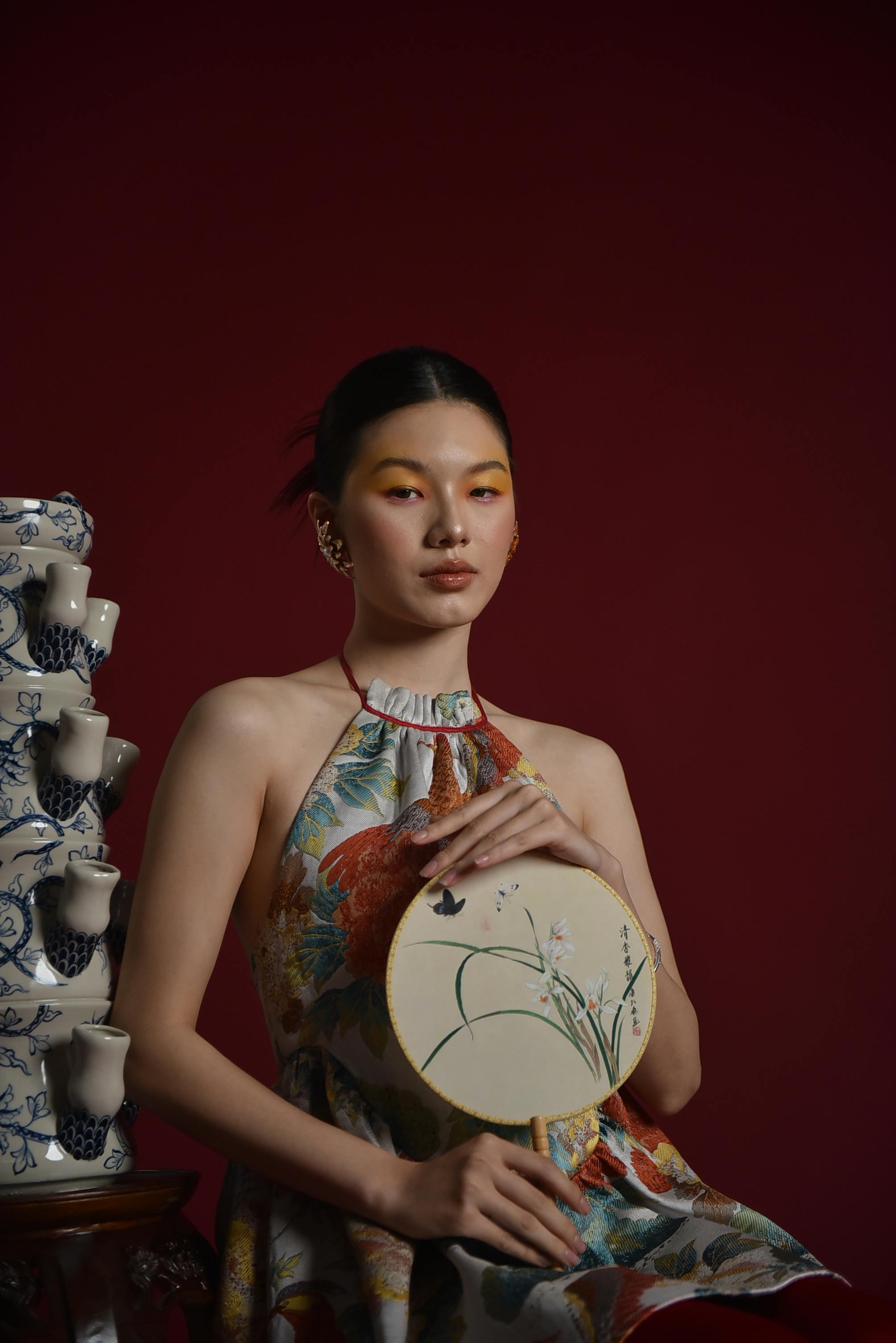 壁纸图片视觉中国_游客在卢浮宫欣赏艺术品
