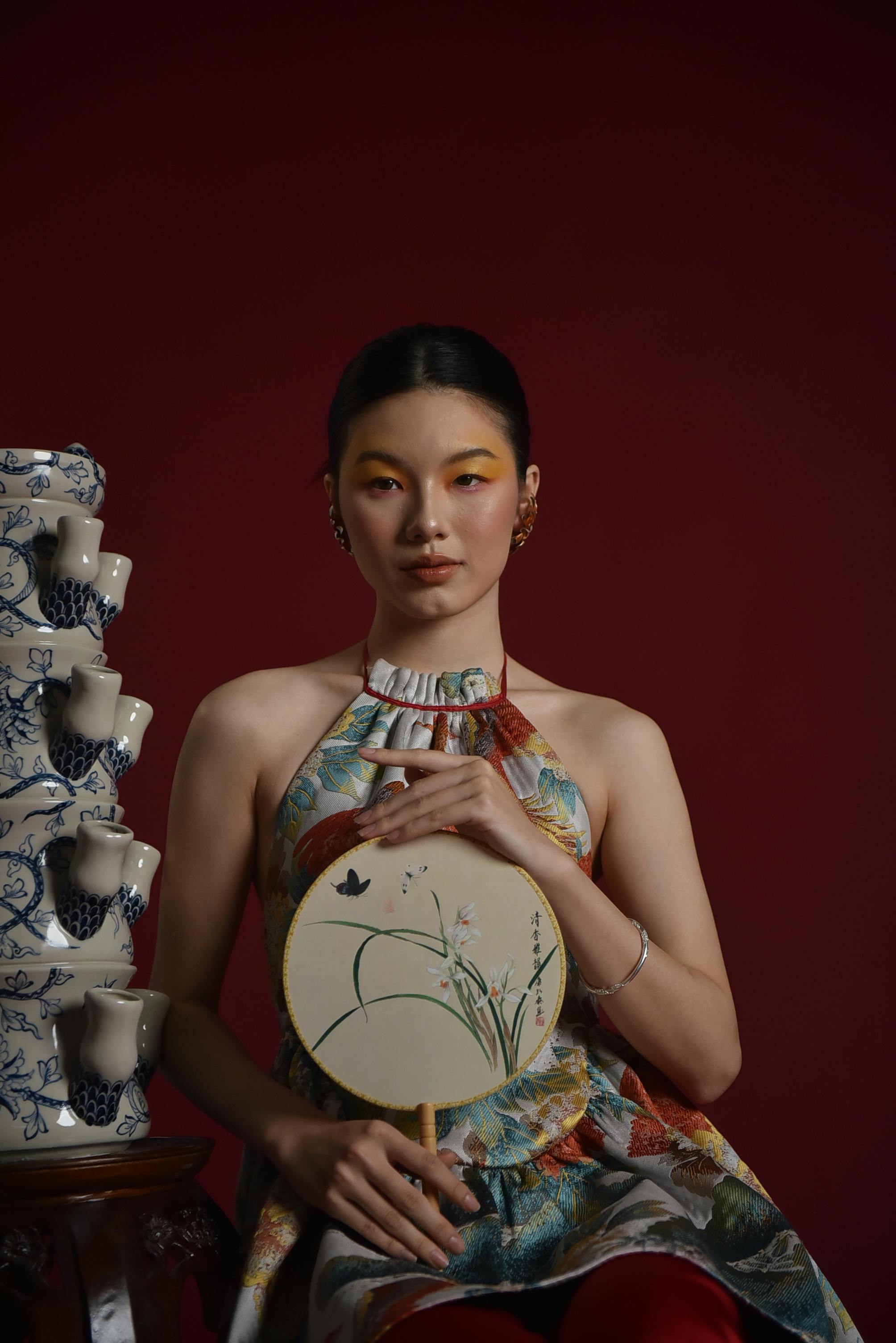 美景图片特色美景_拿着装饰扇子的优雅女子肖像