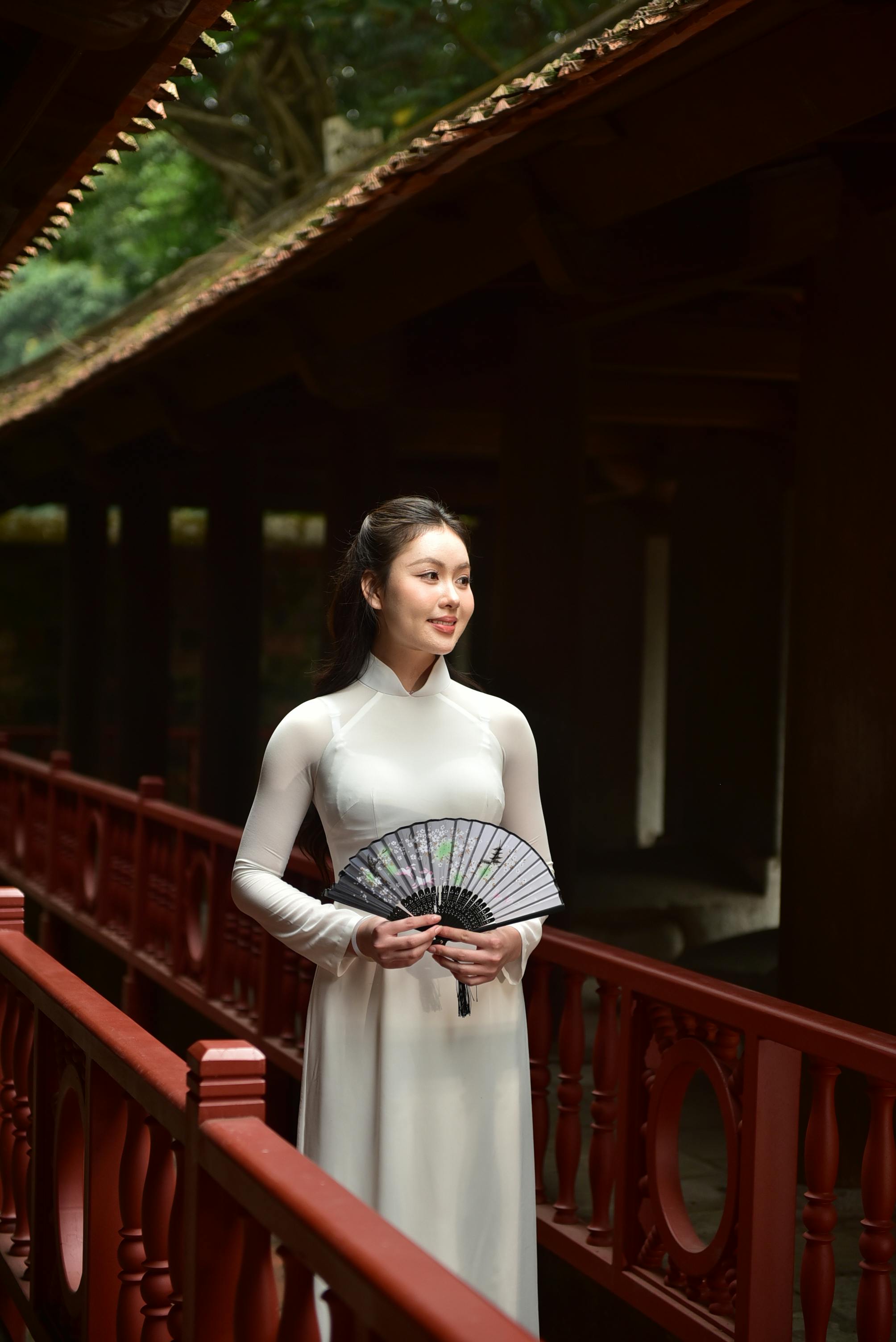 美景图片瑞士风景_身着传统服饰、手持扇子的优雅女性