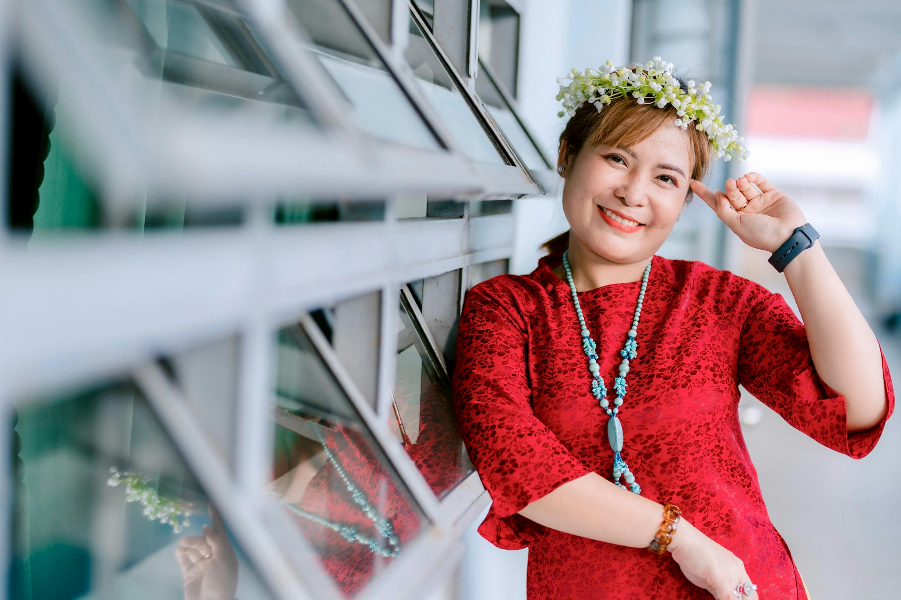 美景图片Japan—The_走廊上戴着花冠的红衣女子