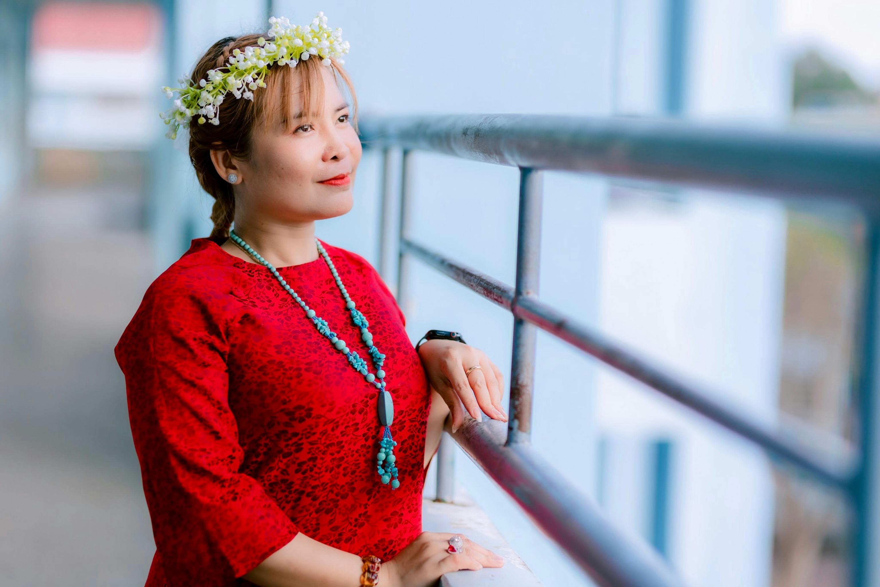 美景图片金华市_室内身穿传统红色连衣裙、头戴花冠的妇女