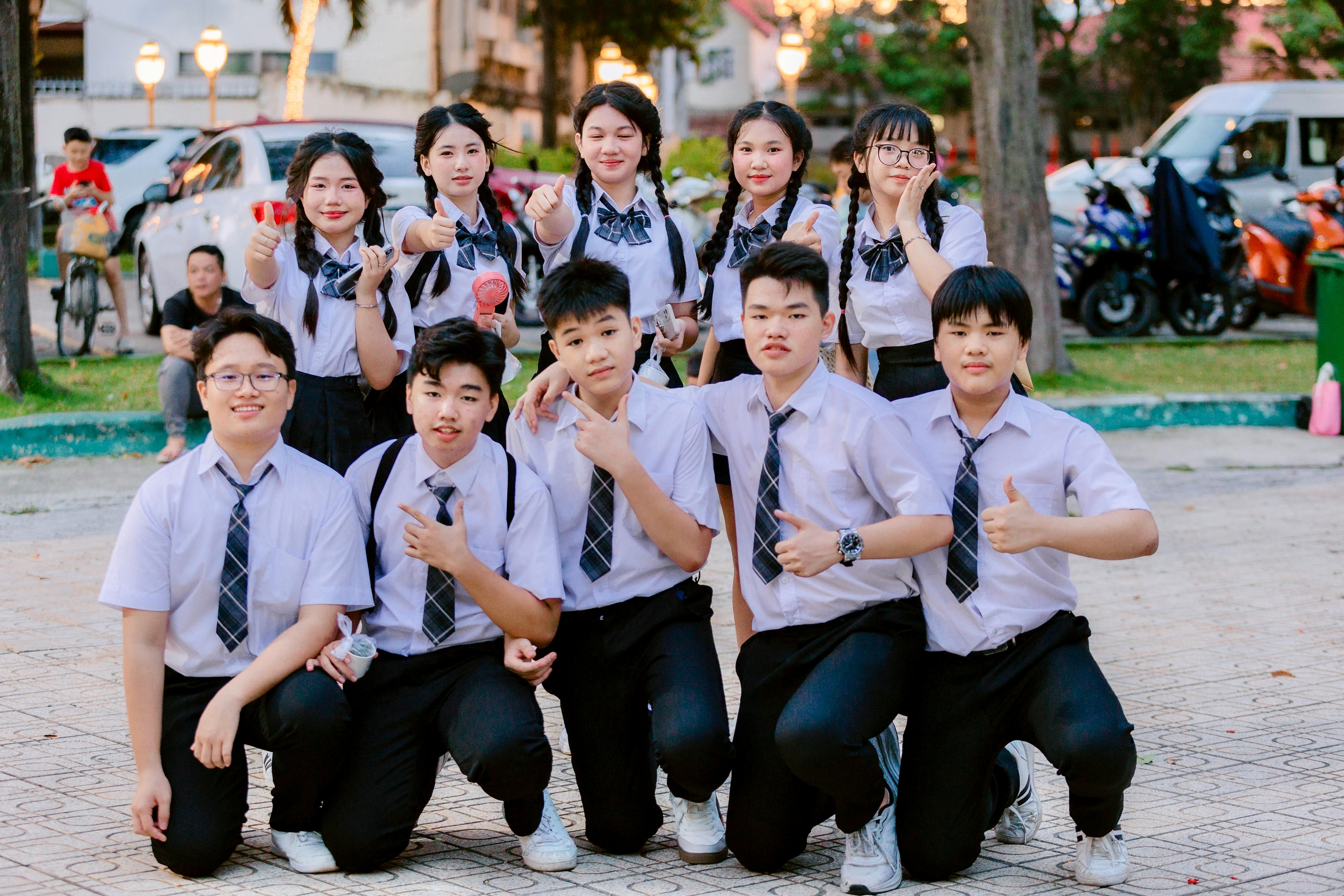 美女照片台灣_一群穿着制服的学生在户外庆祝