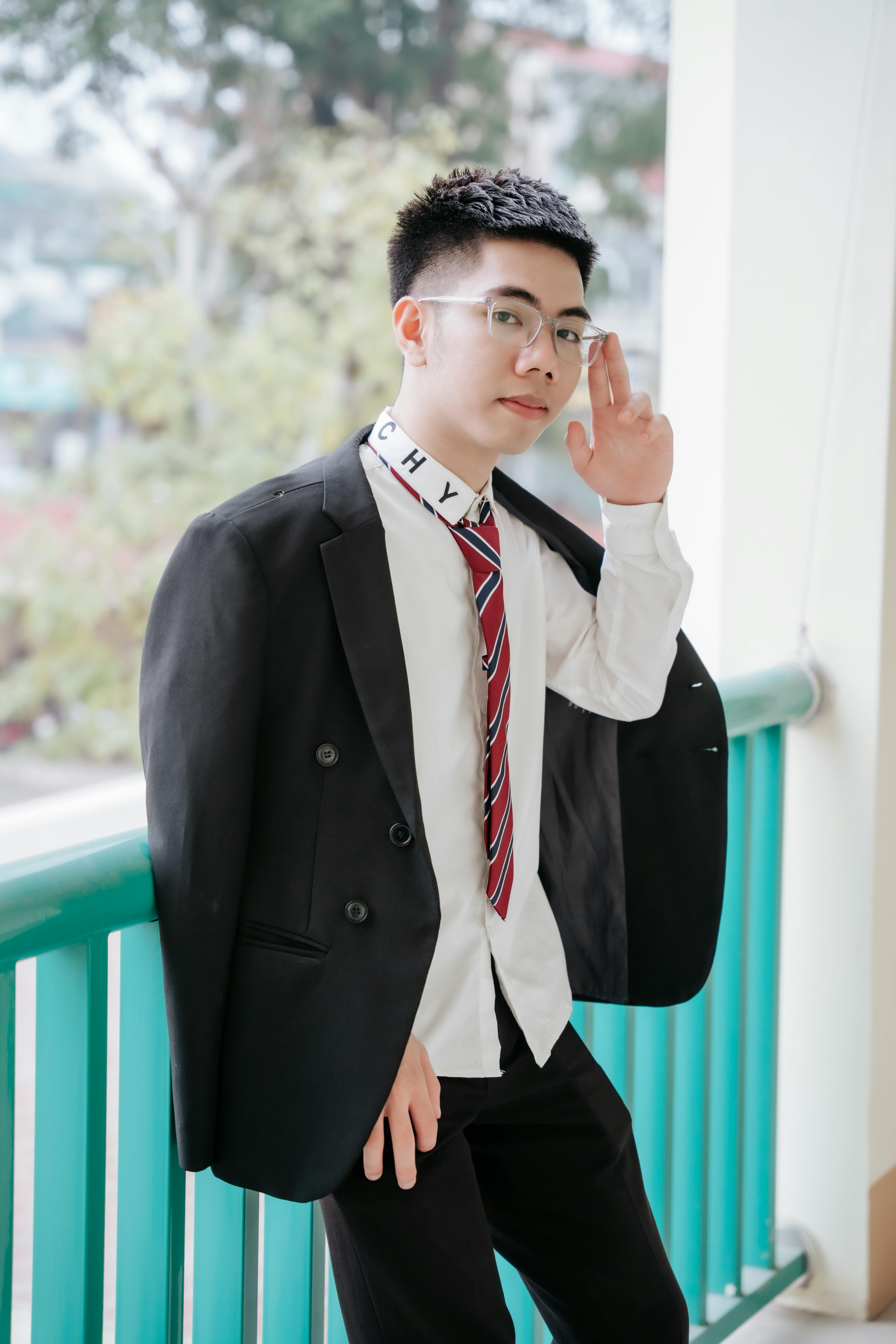 美景图片|_阳台上穿着正式服装的年轻人