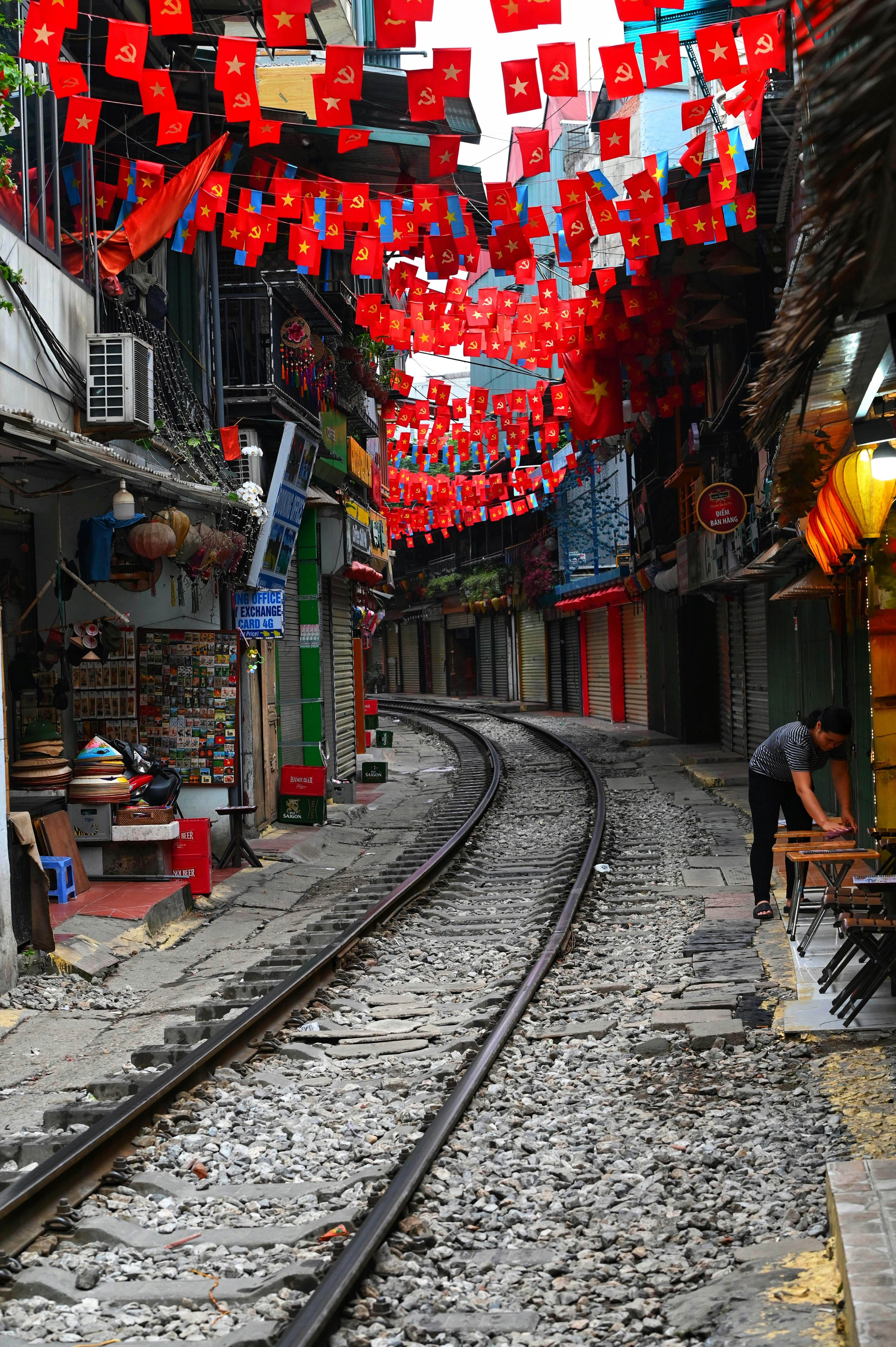 美景图片广西桂林漓江美景桌面壁纸_穿过宁静湖面红桥的人们