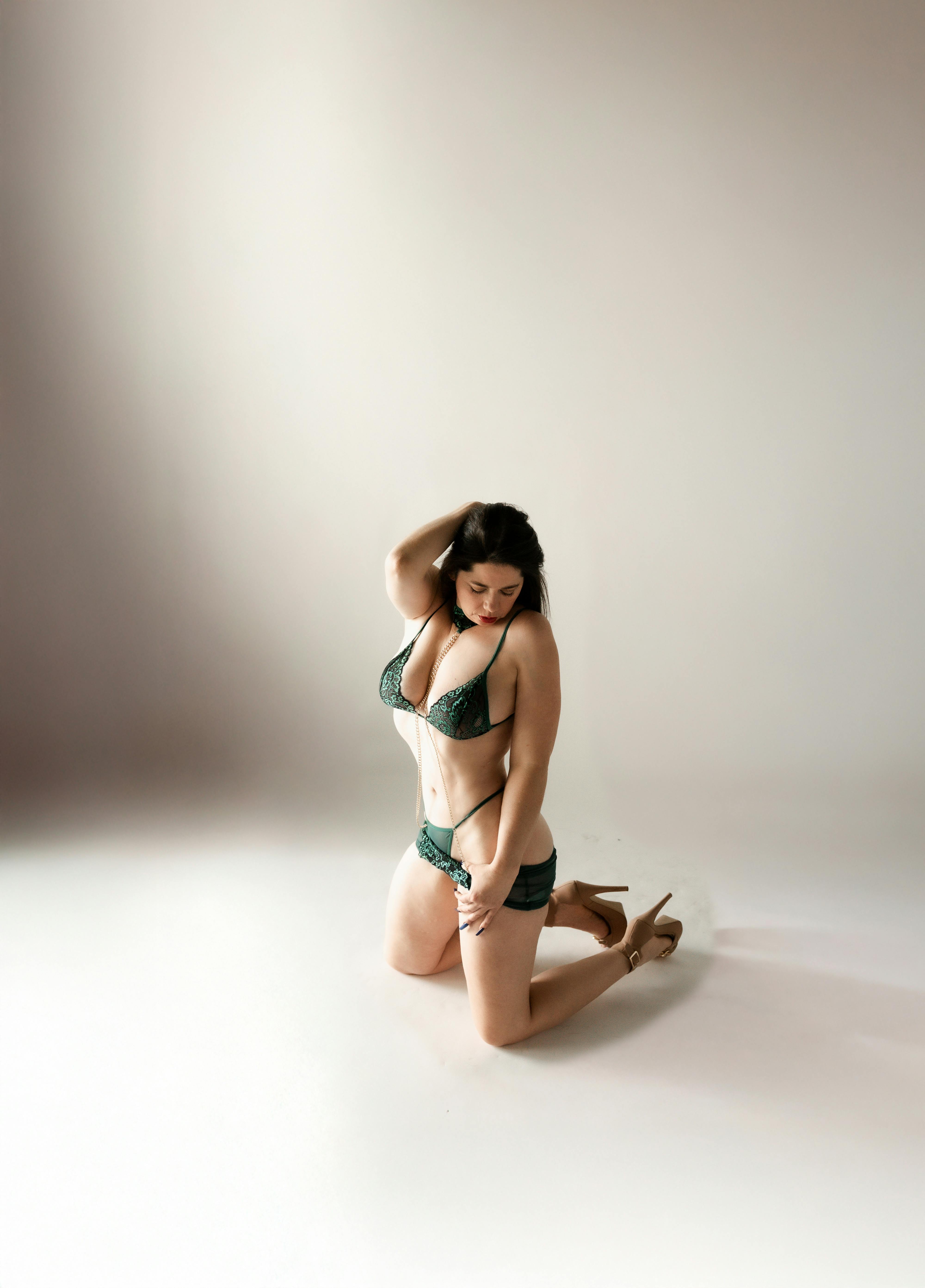 美女头像11美女_现代室内环境中的时尚女性