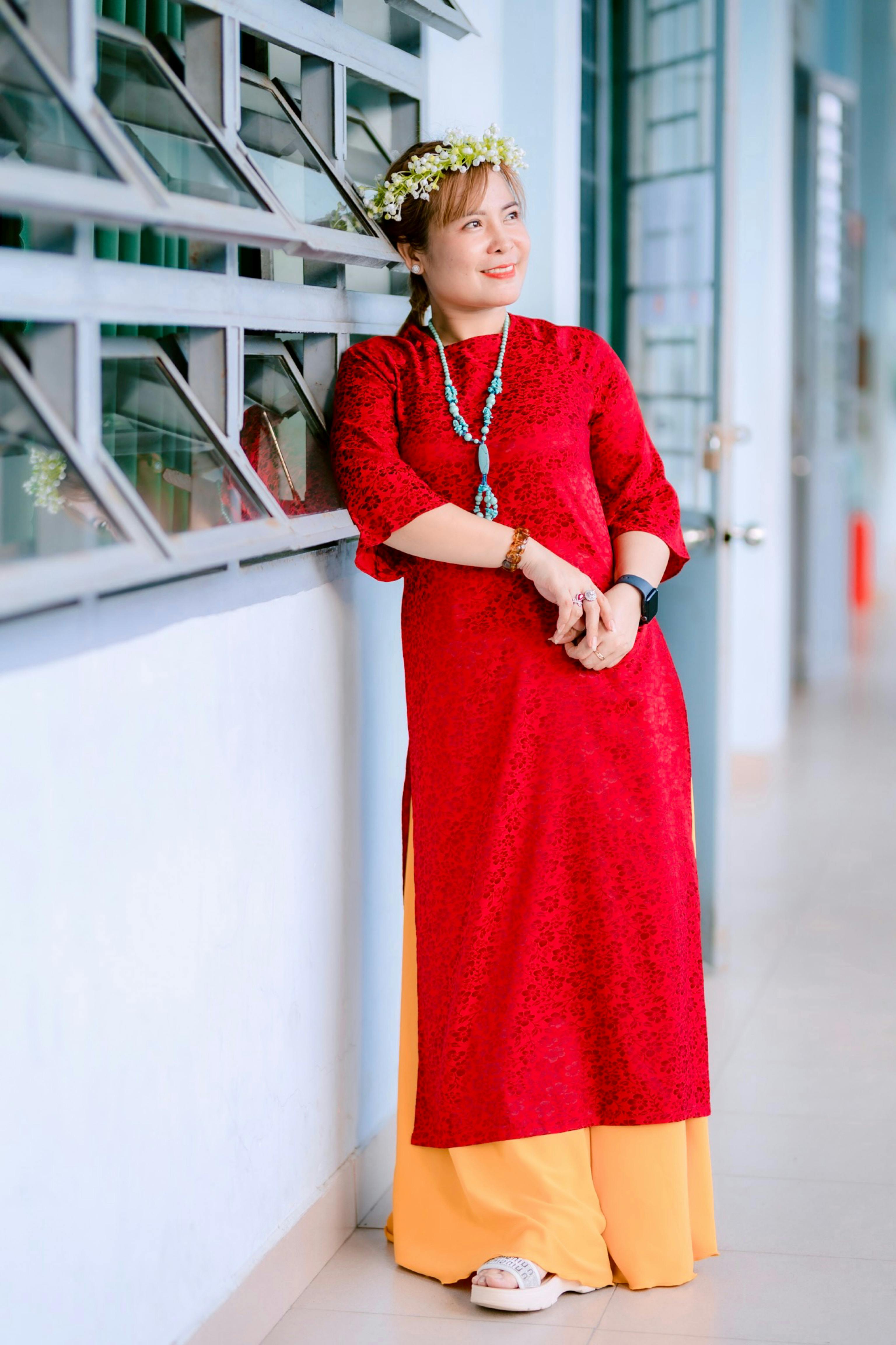 美景图片美景_走廊上戴着花冠的红衣女子