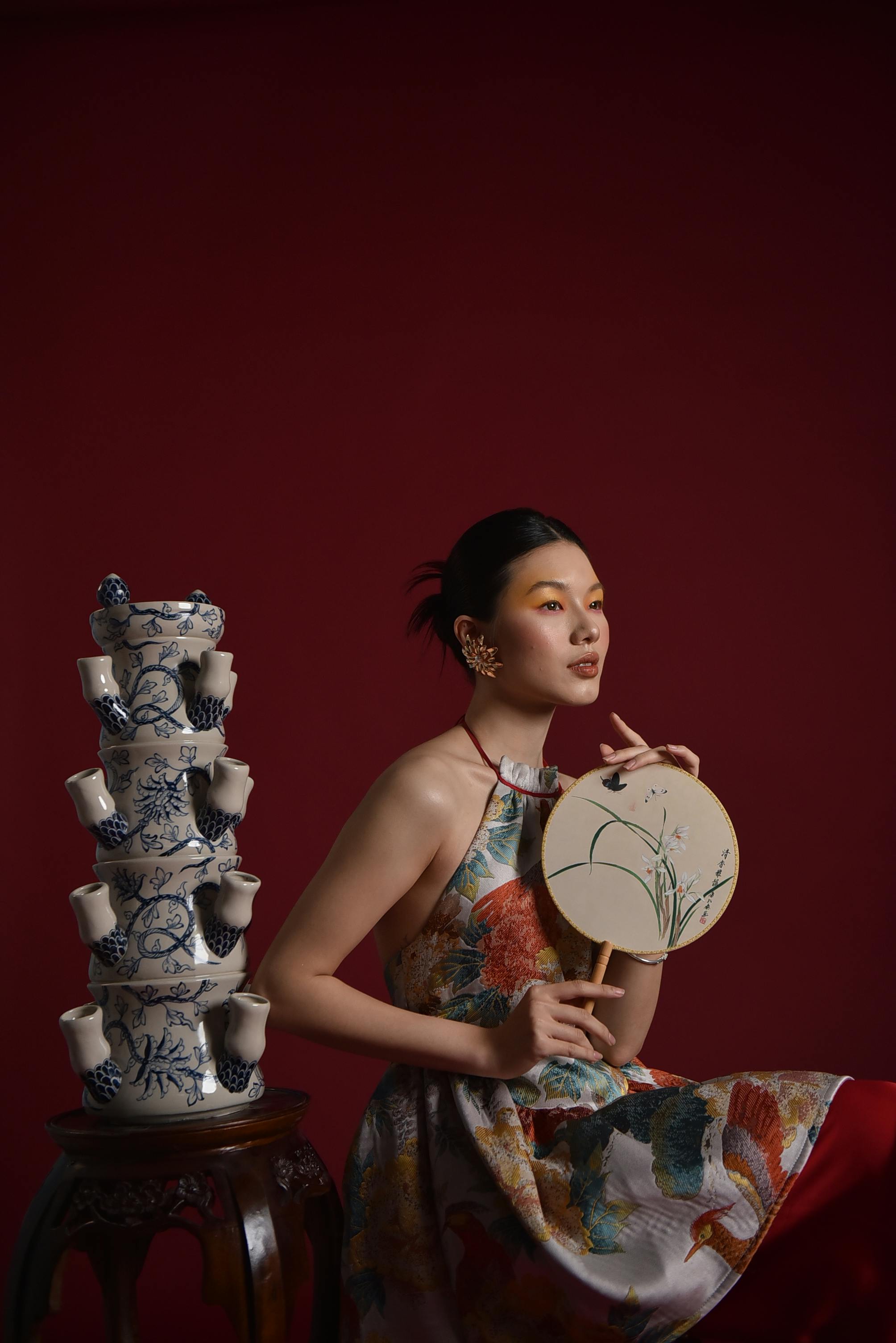 美景图片40.000+_黑暗自然环境中的鲜艳蓝色花朵