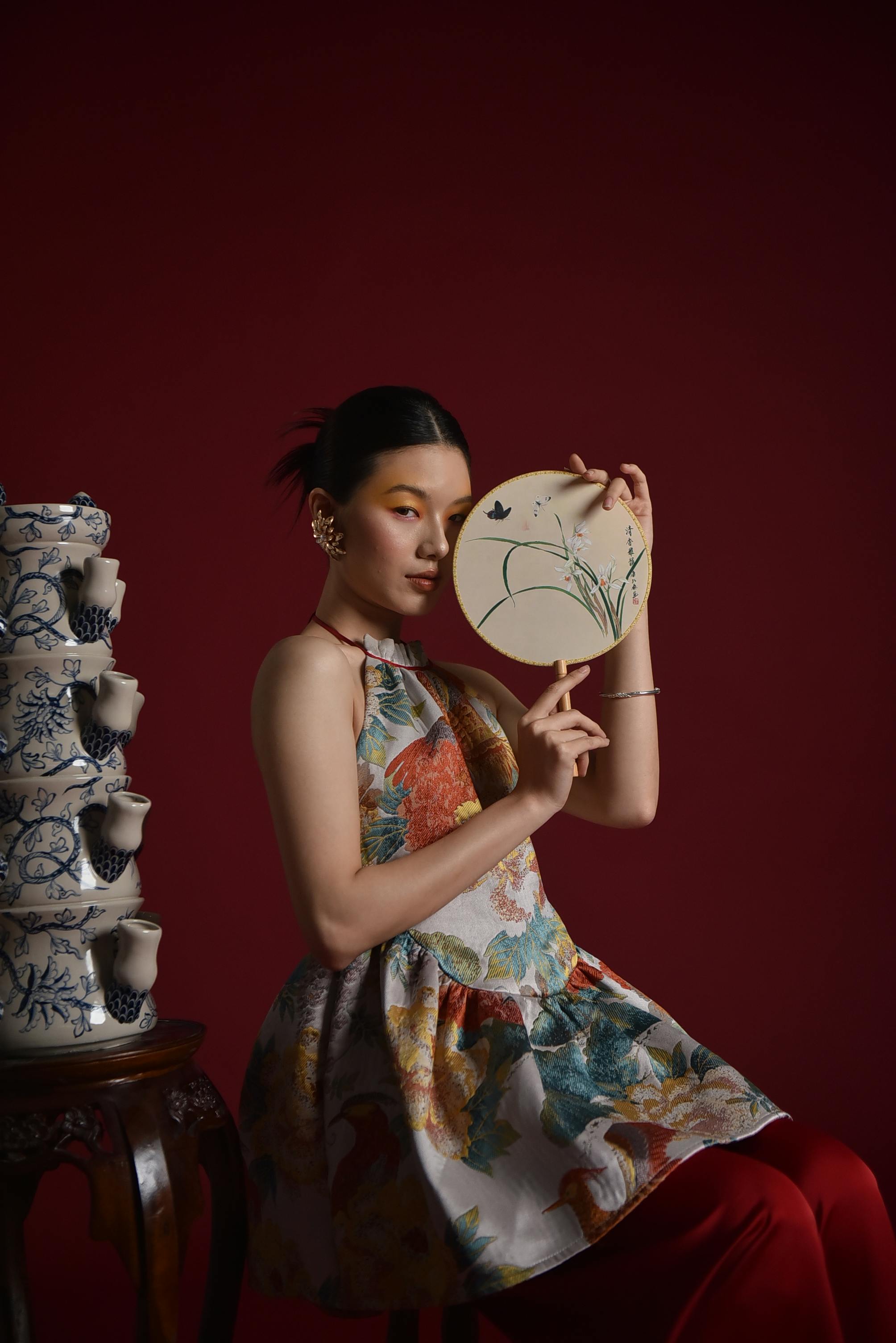 美景图片15_工作室里拿着装饰扇的优雅女人