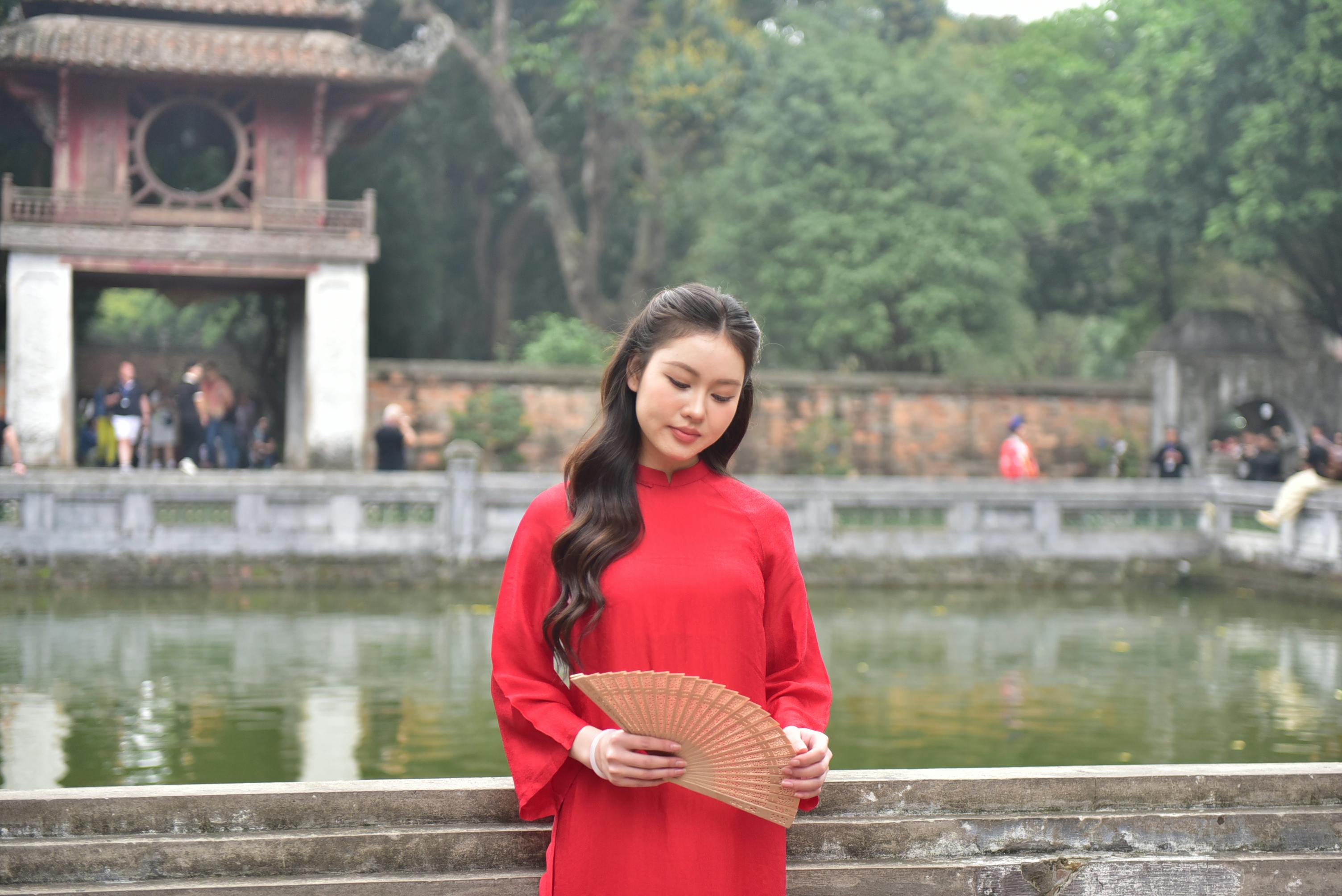 美景图片中国美景_户外穿着红色传统服饰的优雅女性