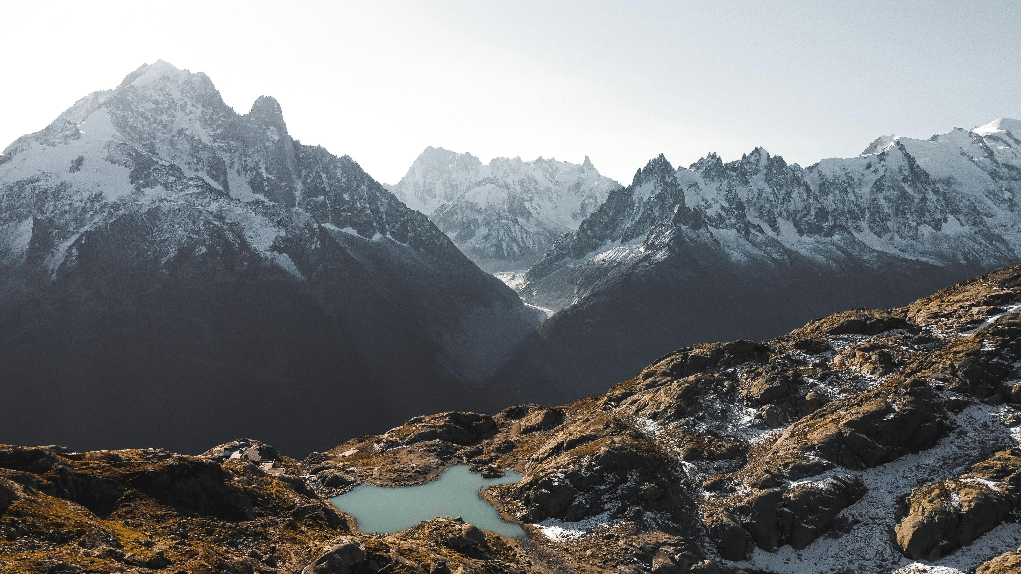 美景图片古典_风景秀丽的高山景观、山湖和小屋