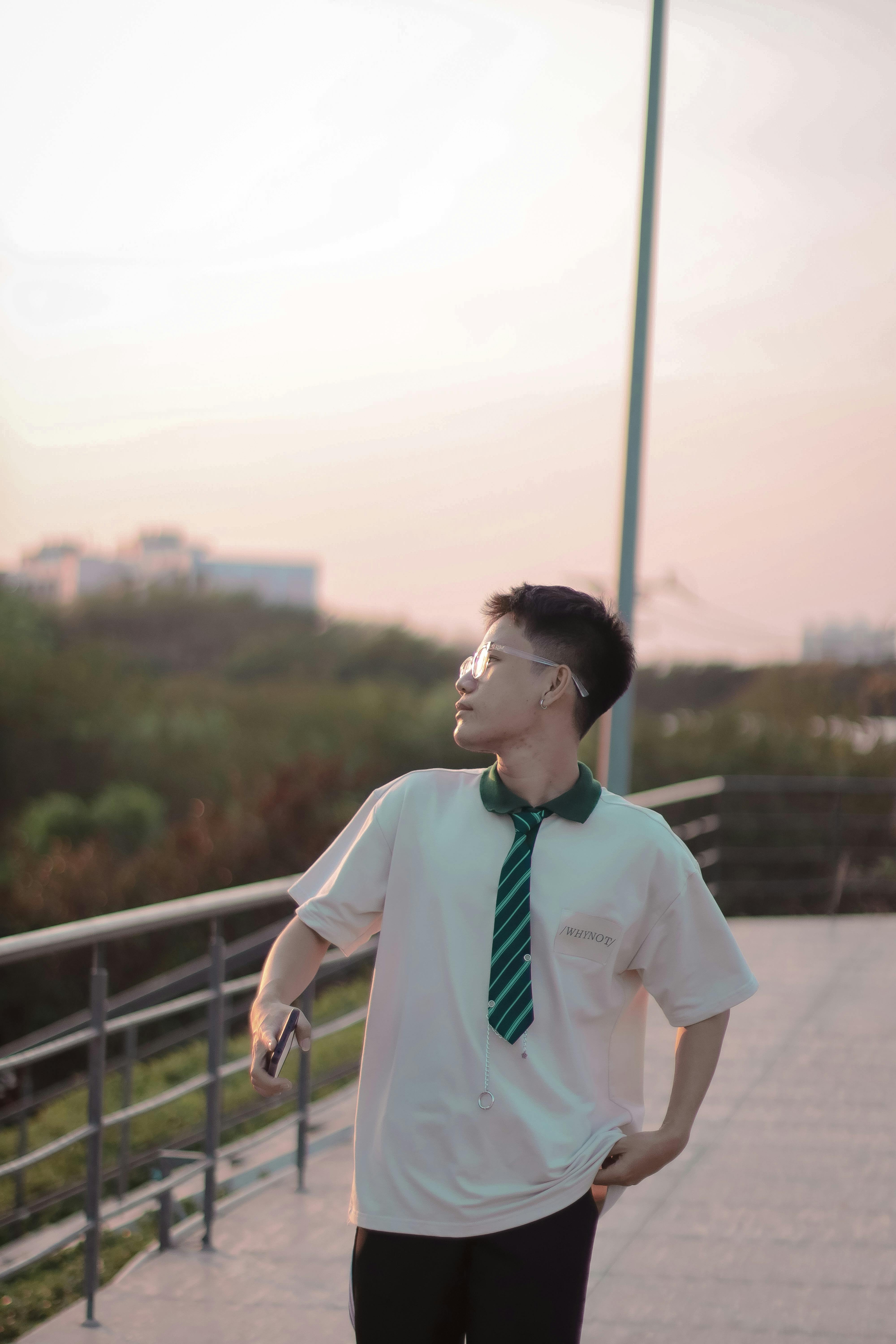 美景图片雄伟_身着传统蓝色服装的优雅新娘