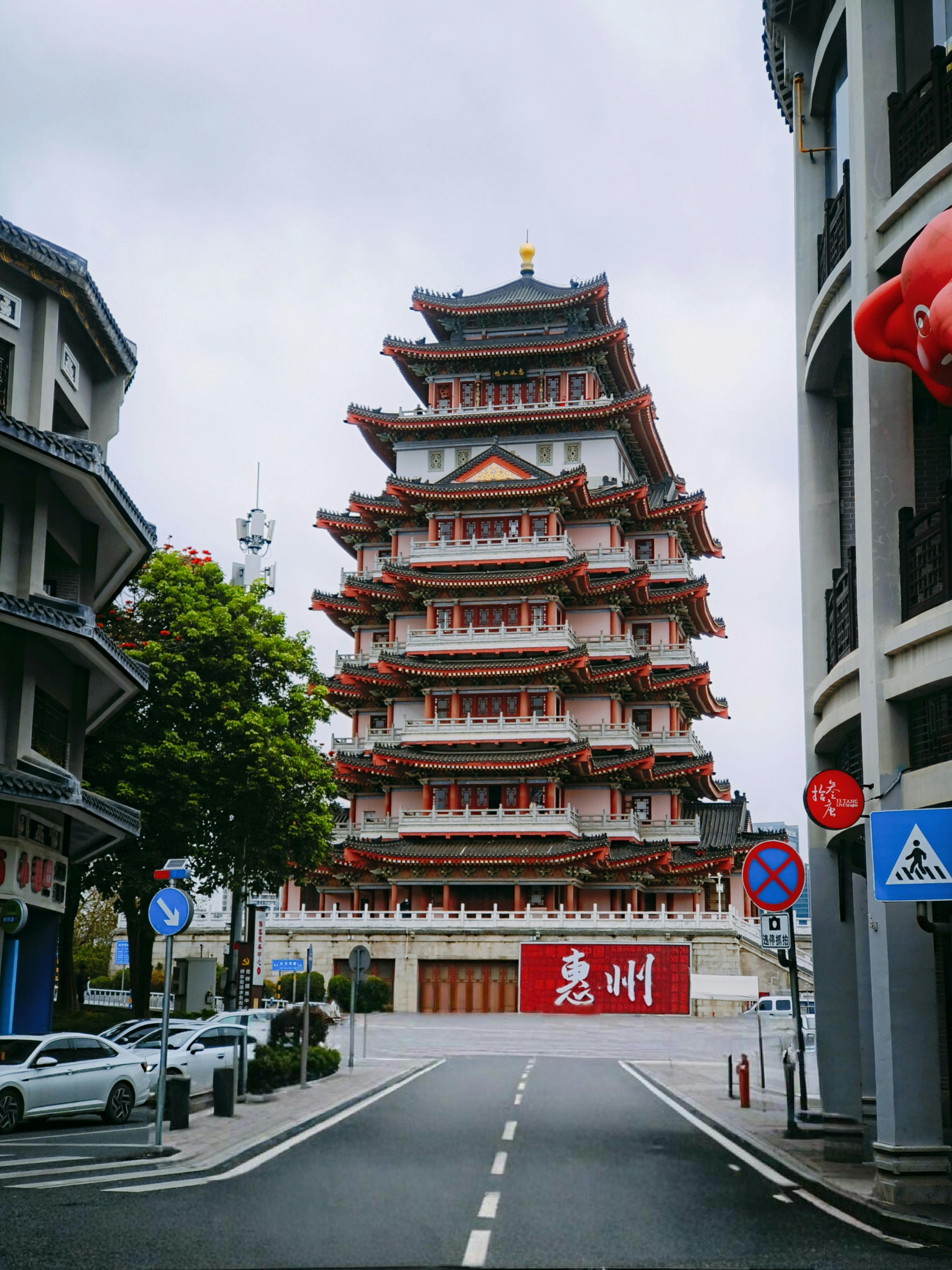 手机壁纸原神壁纸_柔和灯光下的华丽白宫建筑