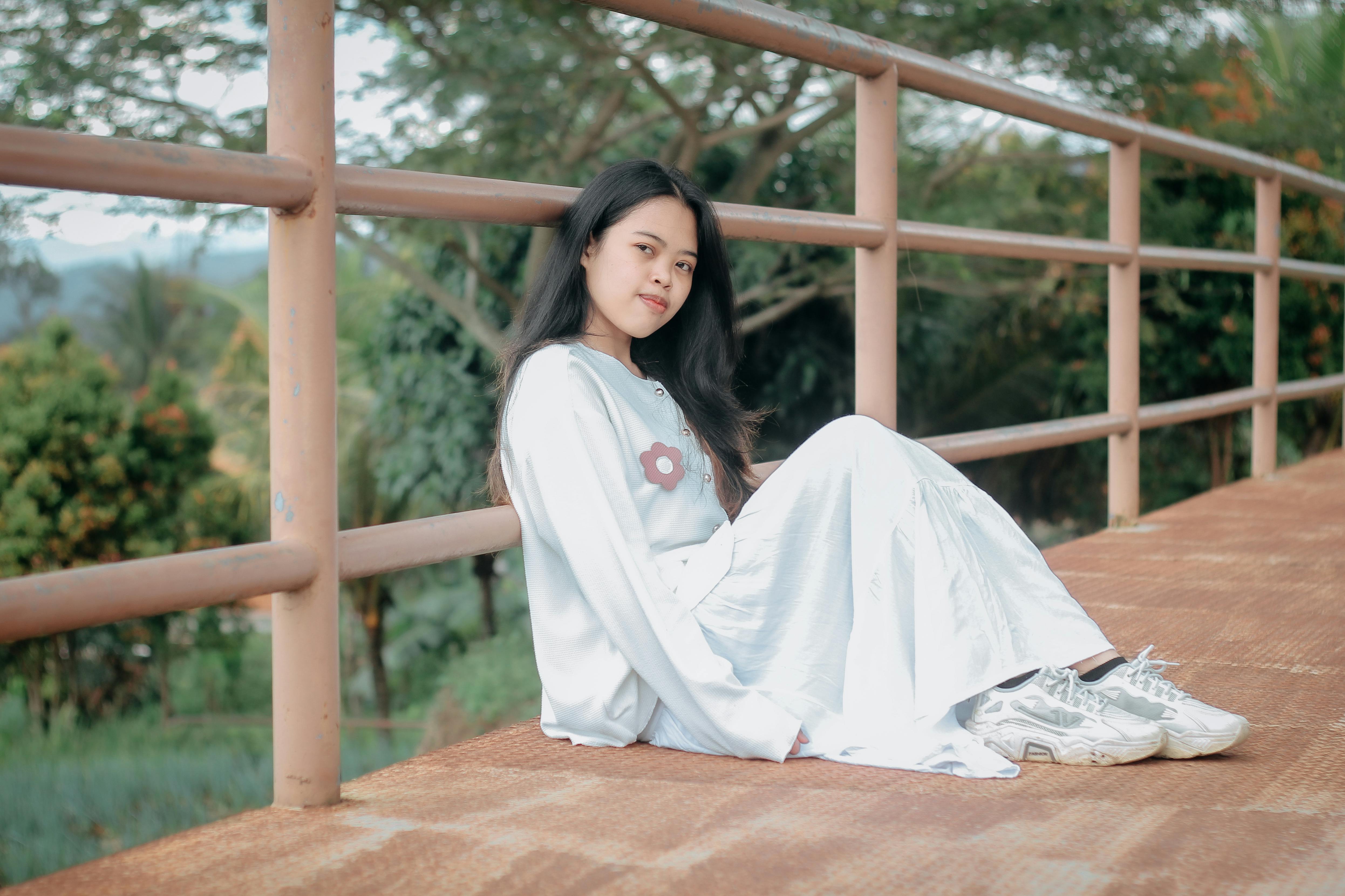 壁纸可爱搞笑壁纸_穿白衬衫和领带的职业女性肖像