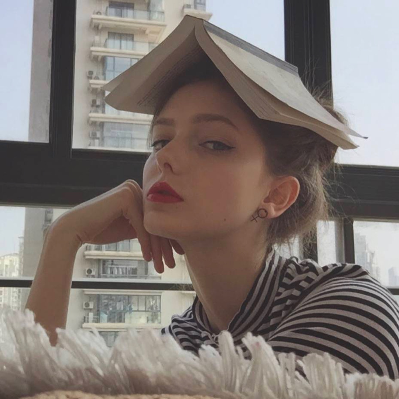 美女照片背影侧面唯美_美女头像真人头像可爱
