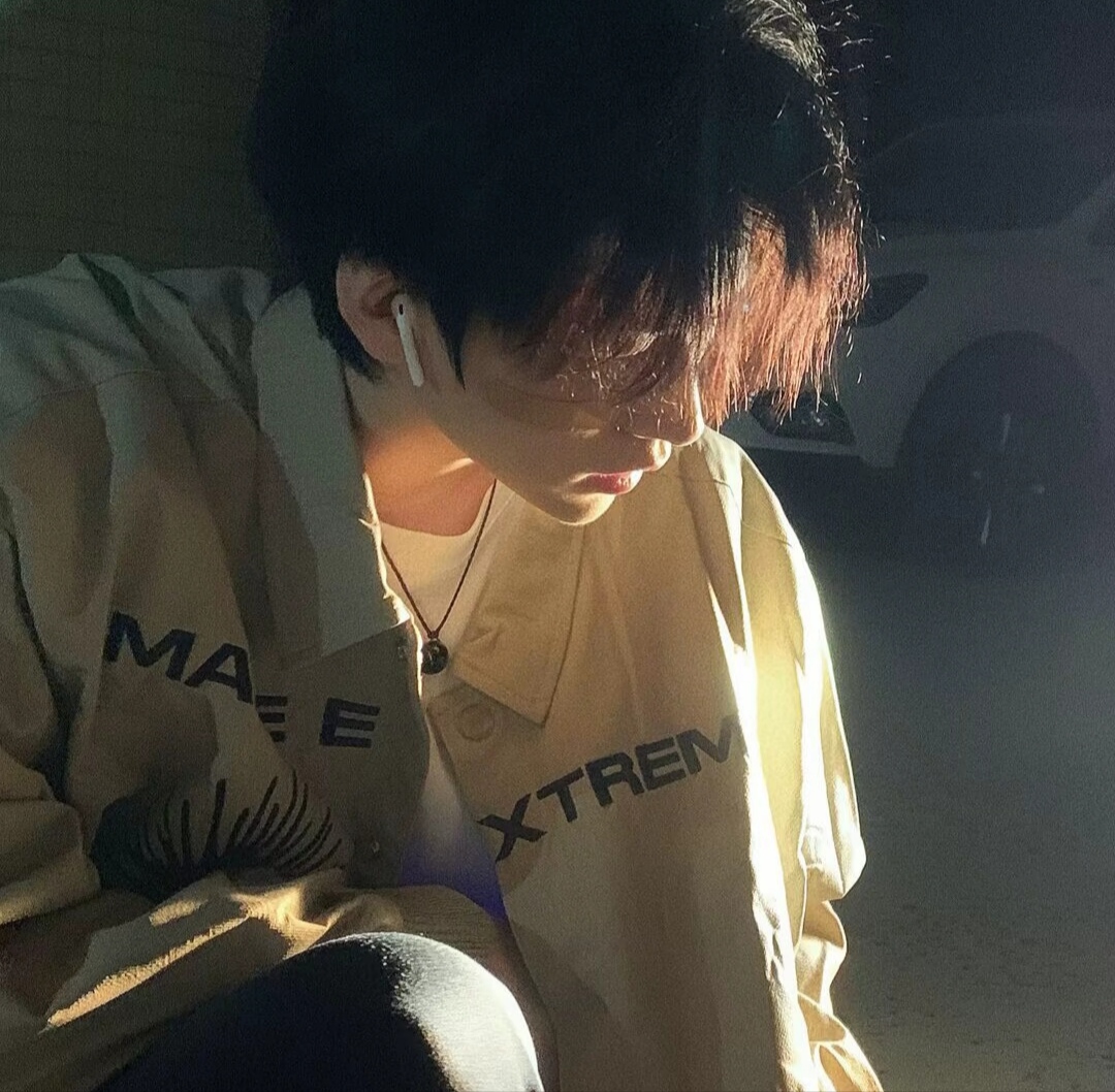 美女壁纸桌面_美女头像真人背影