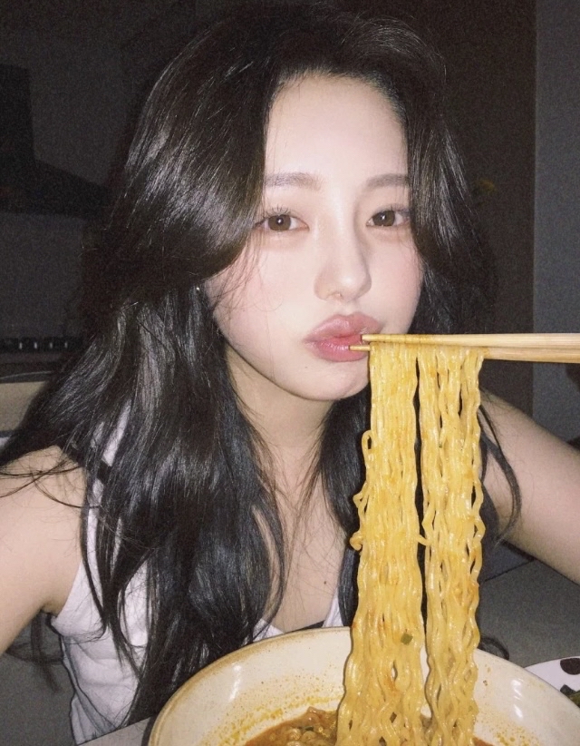 美女照片手机挡脸头像_美女照片真人图片背面