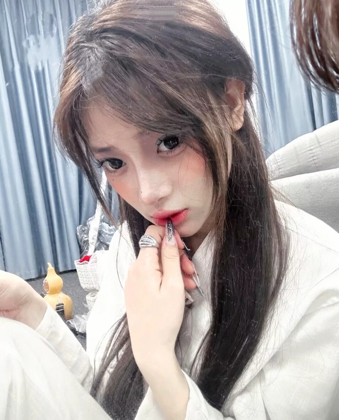 美女图片微信头像侧面_美女高雅造型