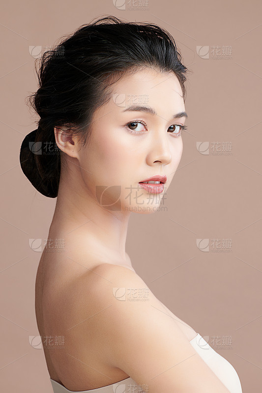 模型孤立在平原背景上向后看_美女图片微信头像侧脸