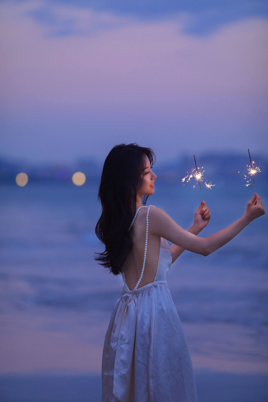 女孩在雏菊地里放松_美女照片游泳写真素材