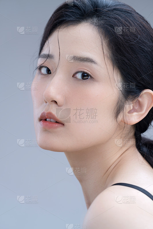 干净青年女人完美皮肤自然美纯净背景分离肖像人的眼睛欢乐_美女照片侧脸好看头像