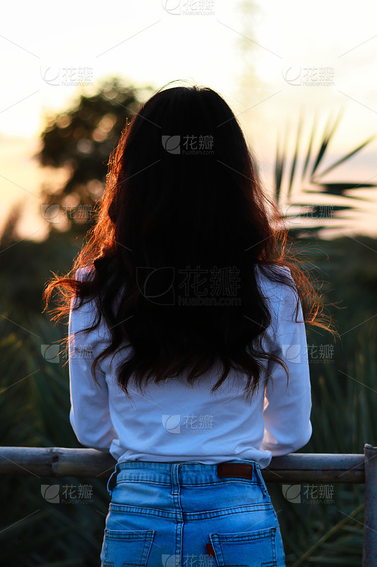 一名孕妇穿着白色裙子在自然背景下摆姿势_美女头像