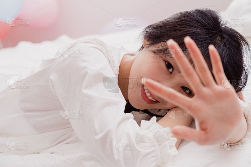 身着粉色芭蕾舞裙的年轻女子被鲜花包围着_美女高雅造型