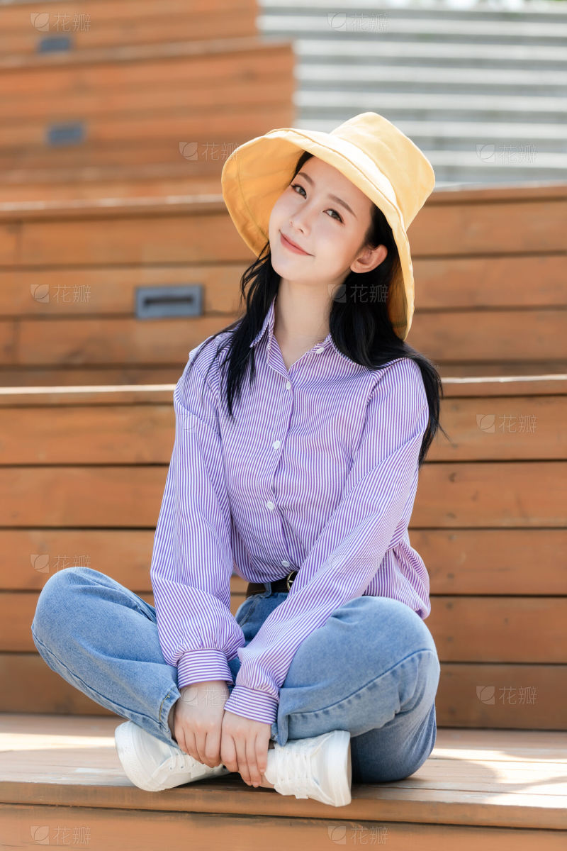 服饰系列实景模特穿着无袖牛仔上衣和牛仔短裙套装套装牛仔半裙_美女壁纸