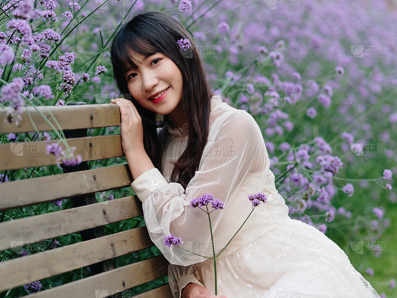 美丽的肖像年轻的亚洲女人性感站在窗口和微笑而醒来与健康女孩的身体快乐与新鲜和愉快的幸福生活方式和_美女头像真人