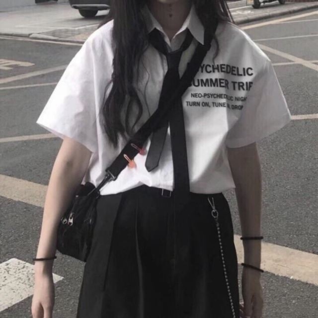 新娘穿着婚纱微笑着尴尬着_美女照片背影侧面