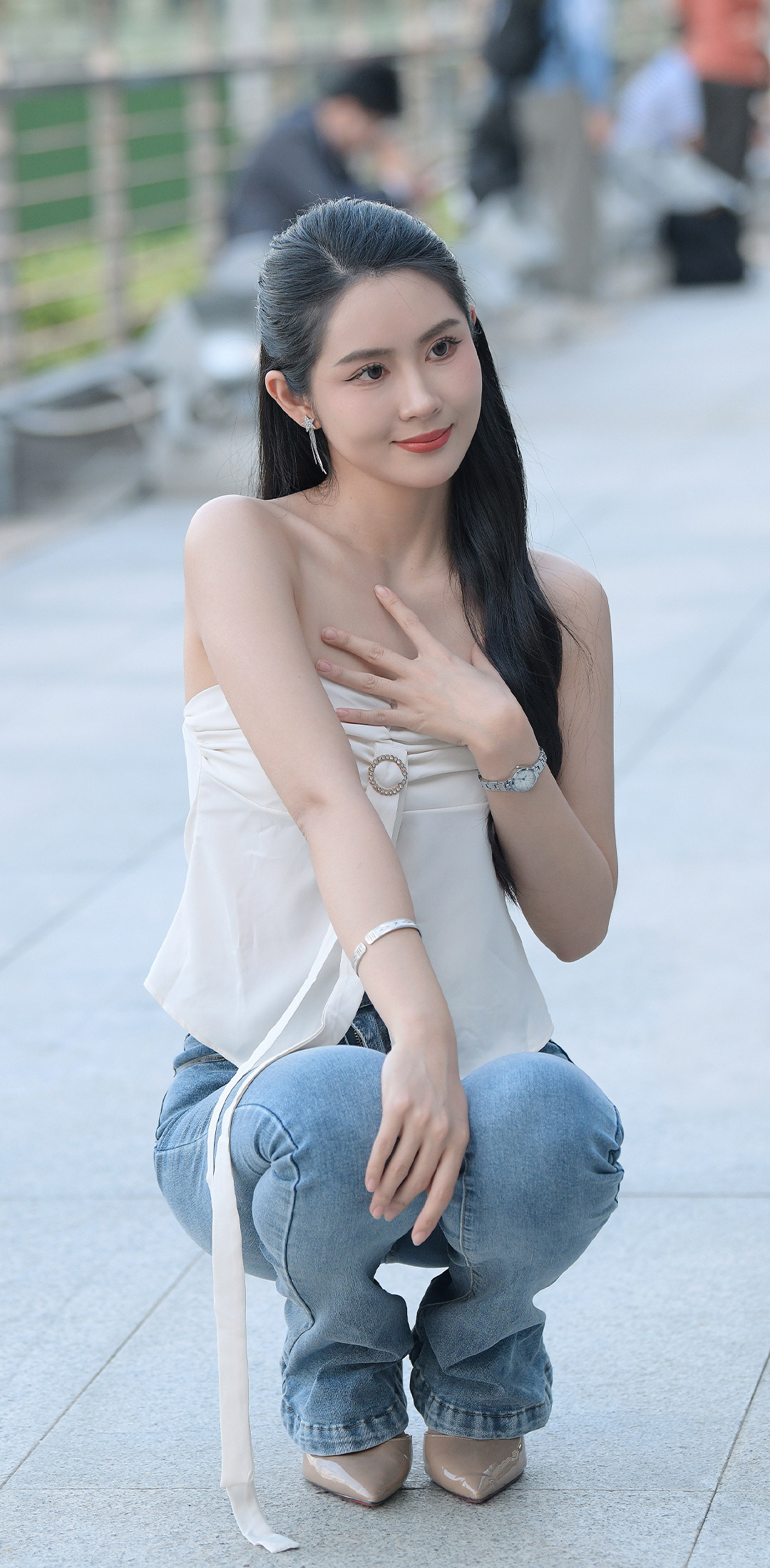 街拍时尚美女聆听街拍_美女头像清新自然