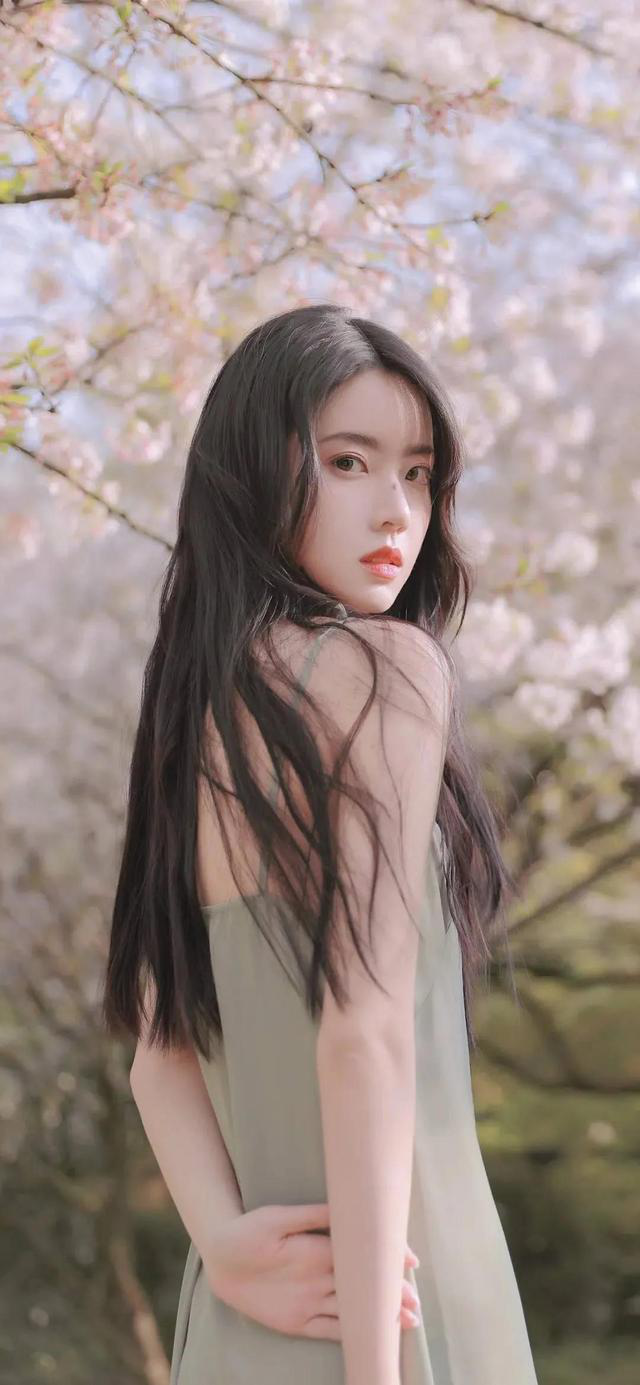 报纸墙长卷发大波浪可爱动漫美女壁纸_美女壁纸2560*1440