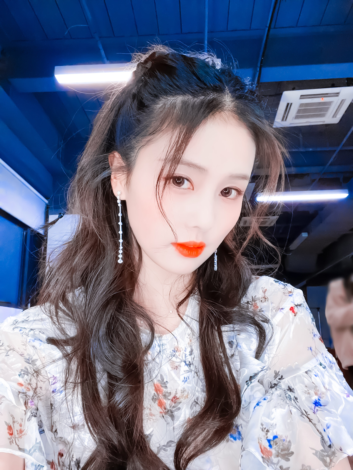 美女照片手机挡脸头像_美女照片真人图片背面