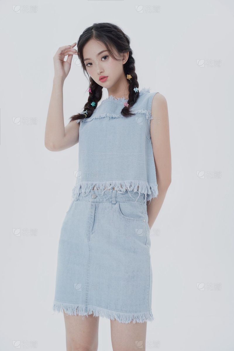 阳光明媚的肖像美丽的女人毛茸茸的深色长发_美女头像