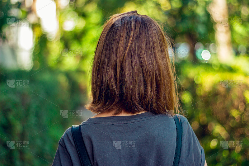 一个年轻的女孩在读书_美女高雅造型
