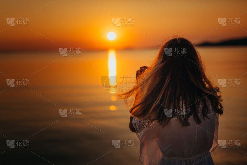 白色背景青年女人注视镜头留白水平画幅不看镜头仅成年人青年人仅一个青年女人人的脸部_美女头像ai