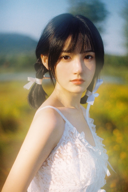 妇女节唯美感女性花海蝴蝶天空背景_美女自拍