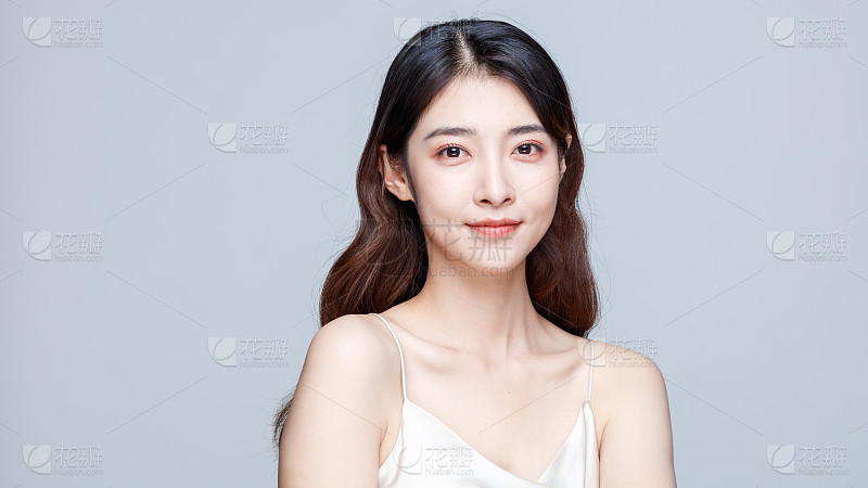 网红模特靠在吧台前_美女时尚街拍